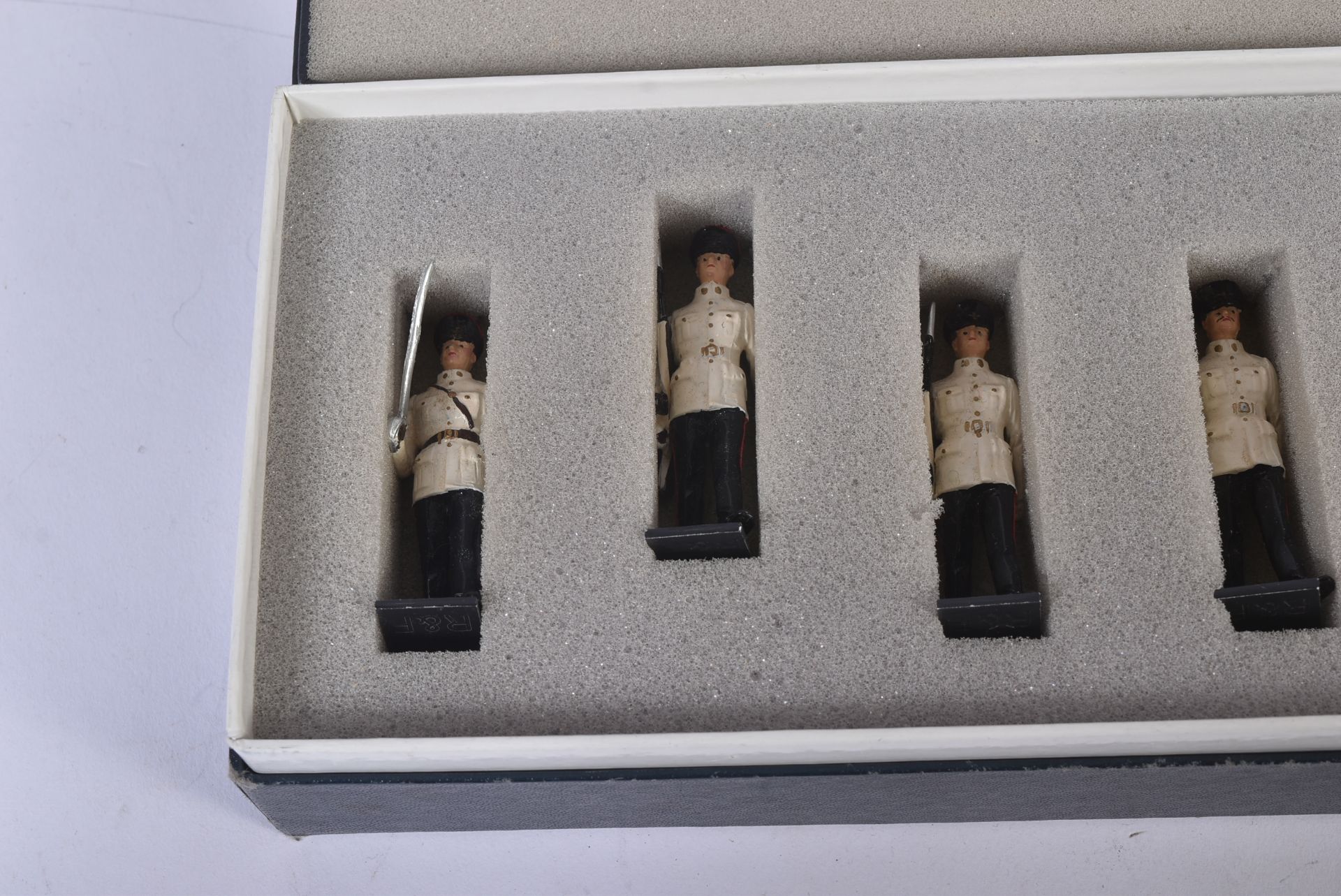 COLLECTION OF MINIATURE LEAD TOY SOLDIERS - Bild 2 aus 7