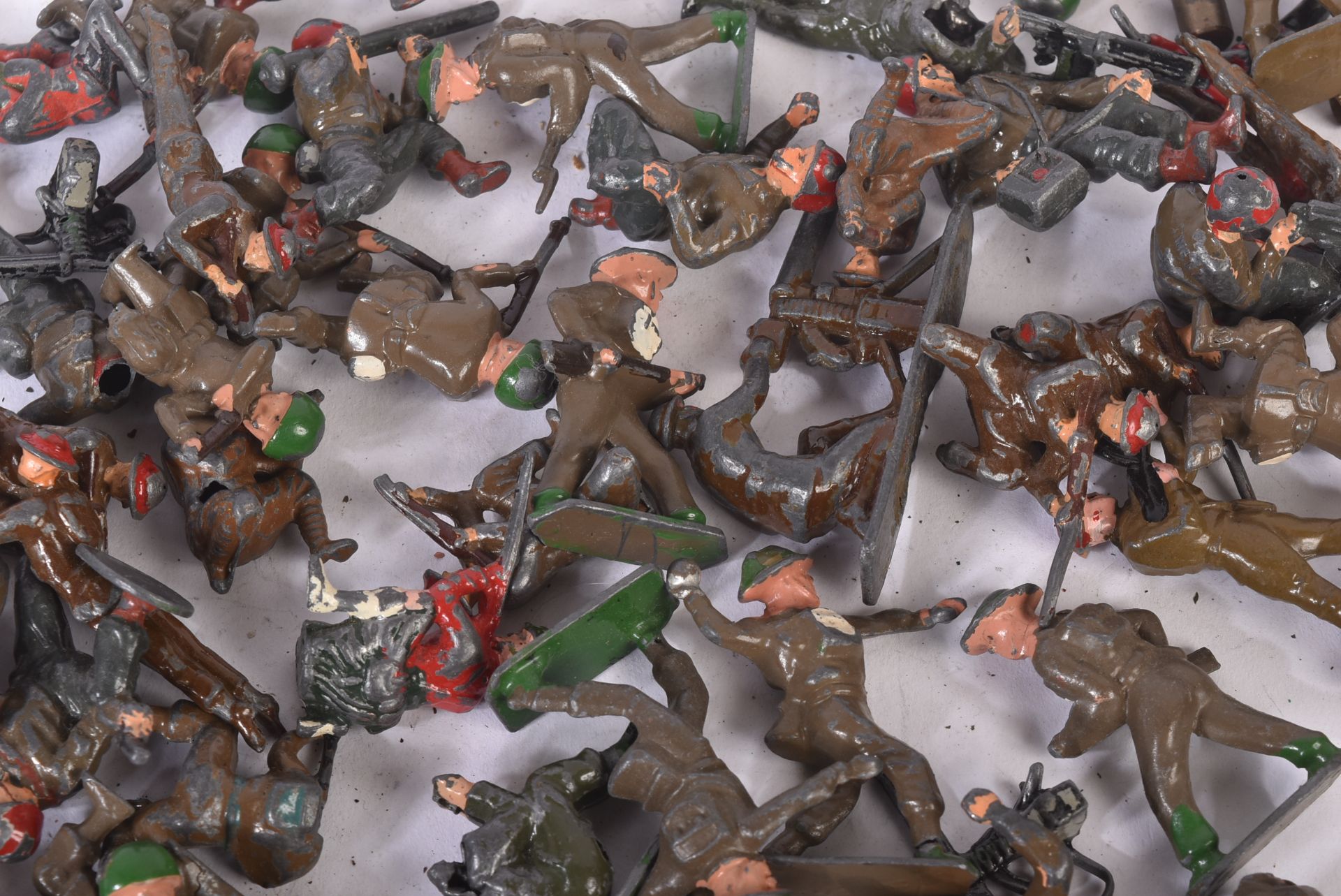 COLLECTION OF VINTAGE LEAD TOY SOLDIERS - Bild 5 aus 5