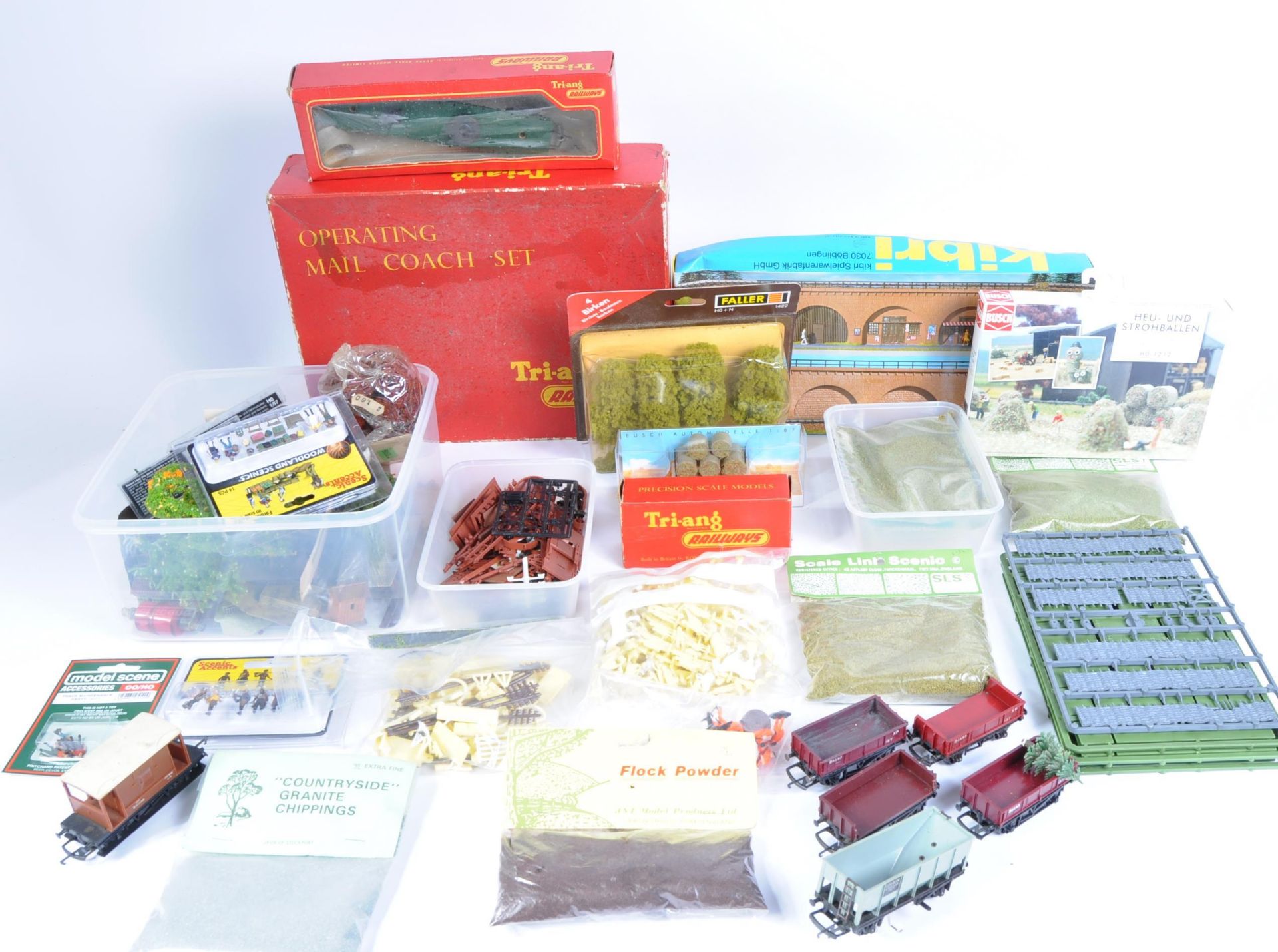 COLLECTION OF ASSORTED 00 GAUGE MODEL RAILWAY TRACKSIDE ACCESSORIES