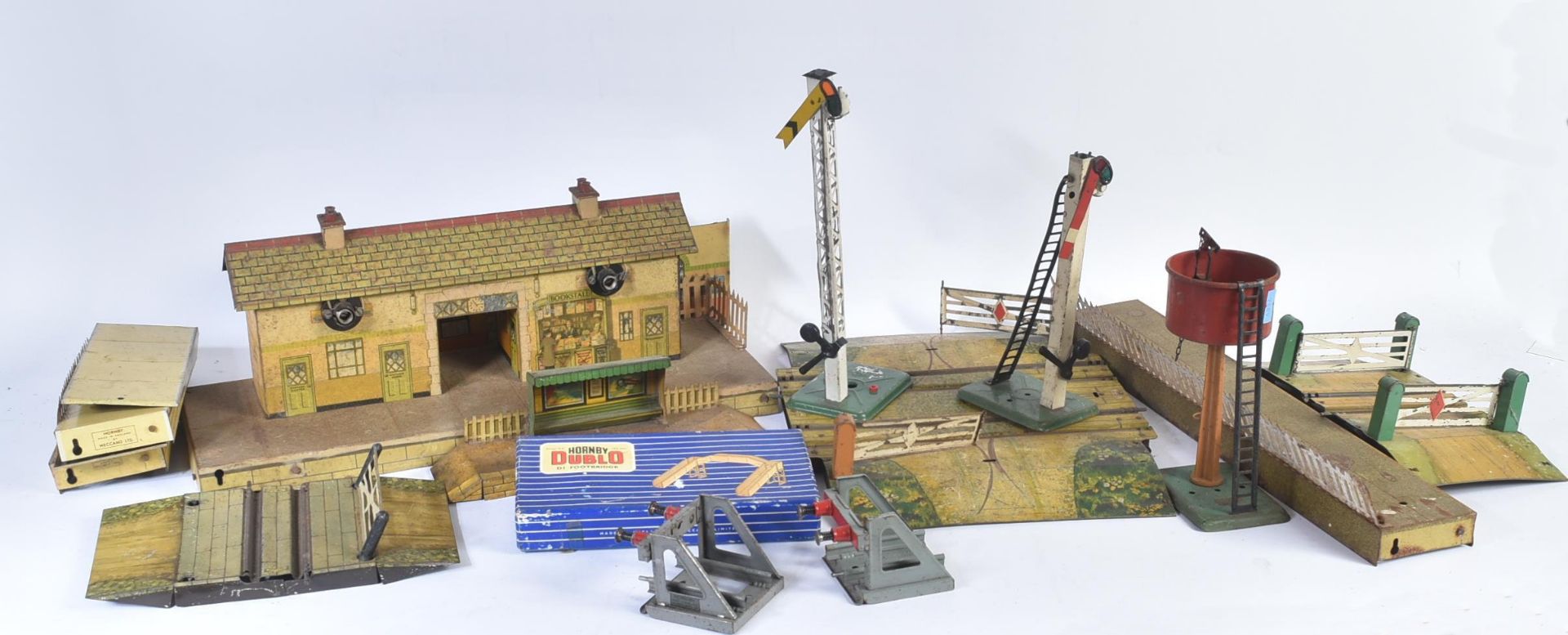 COLLECTION OF VINTAGE HORNBY TINPLATE TRACKSIDE ACCESSORIES