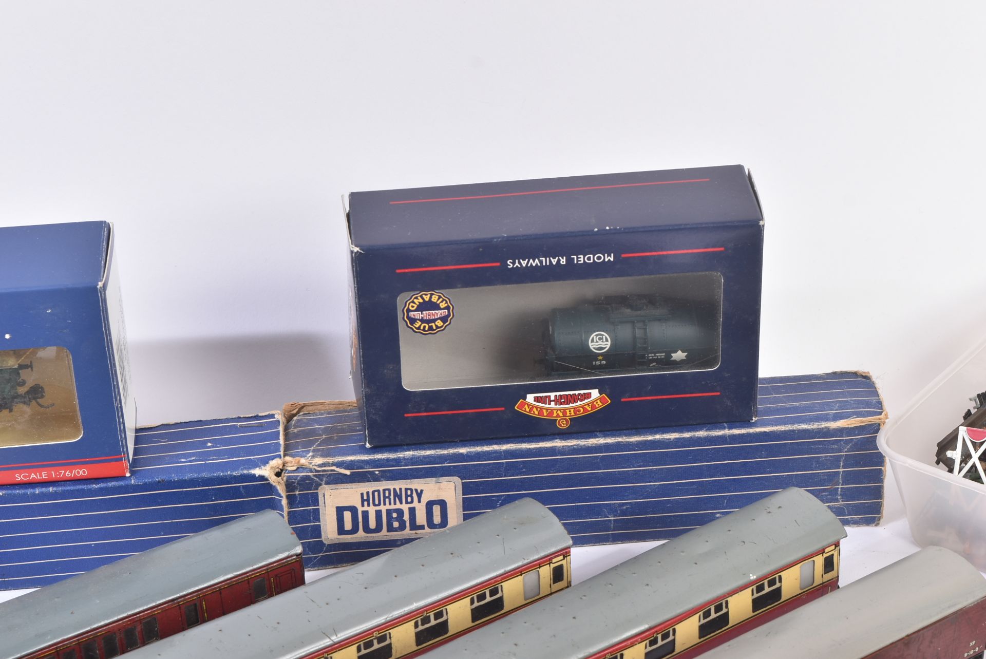 COLLECTION OF ASSORTED OO GAUGE MODEL RAILWAY ROLLING STOCK & TRACKSIDE FIGURES - Image 5 of 12