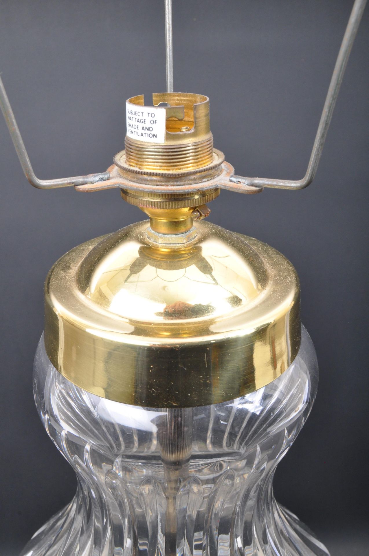 RETRO VINTAGE GLASS & GILT METAL TABLE LAMP - Image 5 of 5
