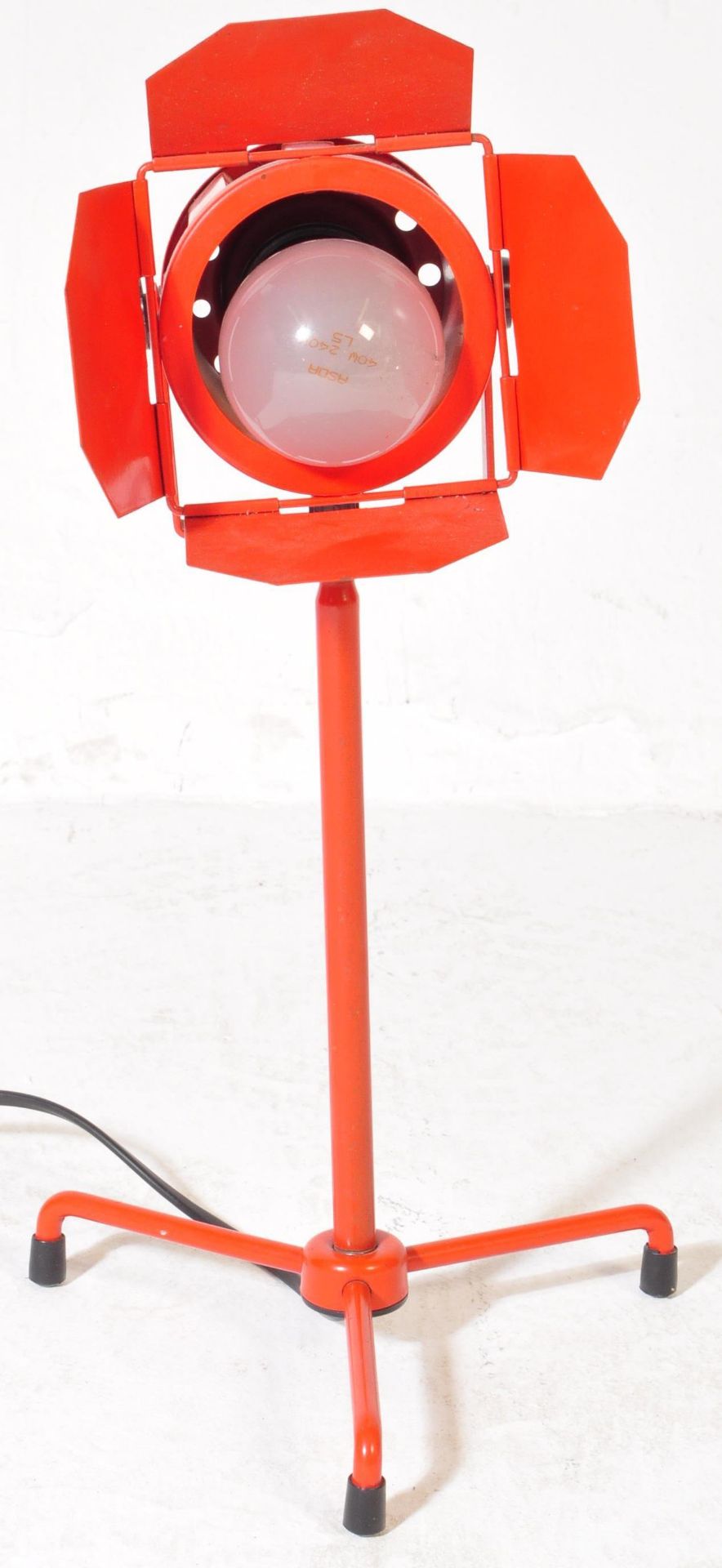 A RETRO VINTAGE PHOTO THEATRE TABLE TOP LAMP