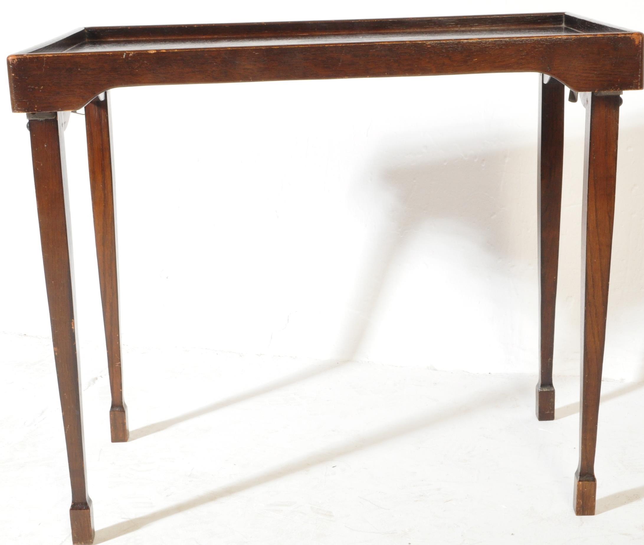 A 1940'S OAK FOLDING GALLERY TRAY TOP EDGE COACHING TABLE - Image 3 of 6