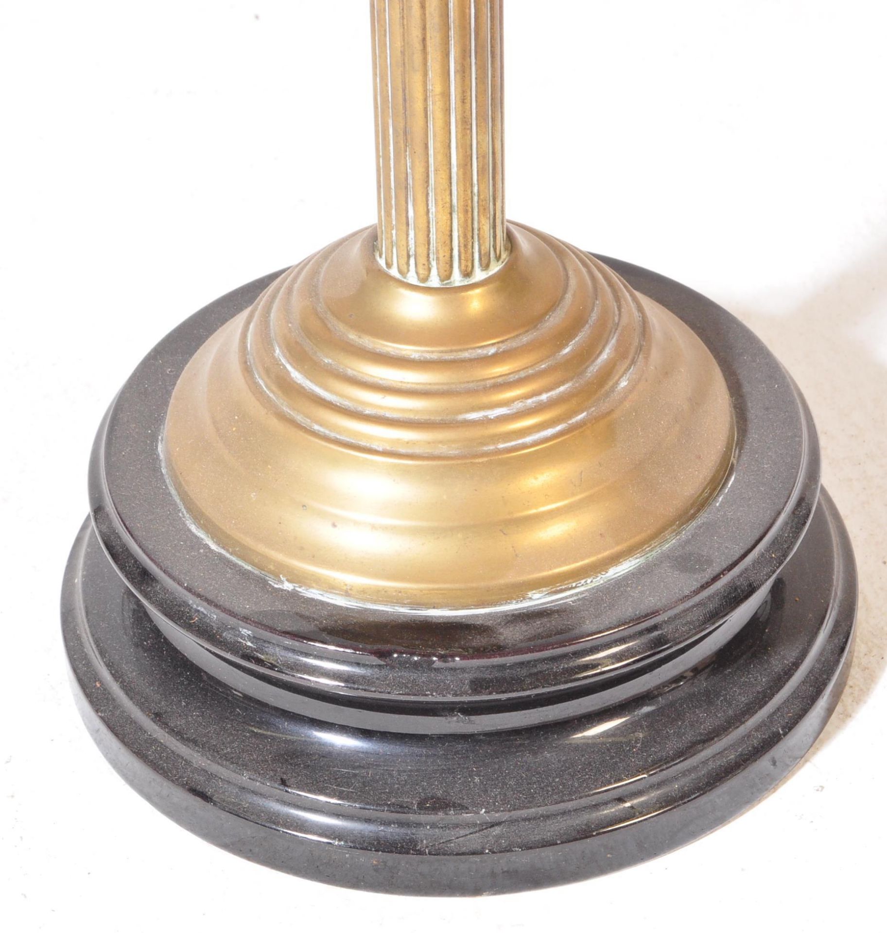 VICTORIAN 19TH CENTURY GLASS & BRASS OIL LAMP - Image 4 of 5