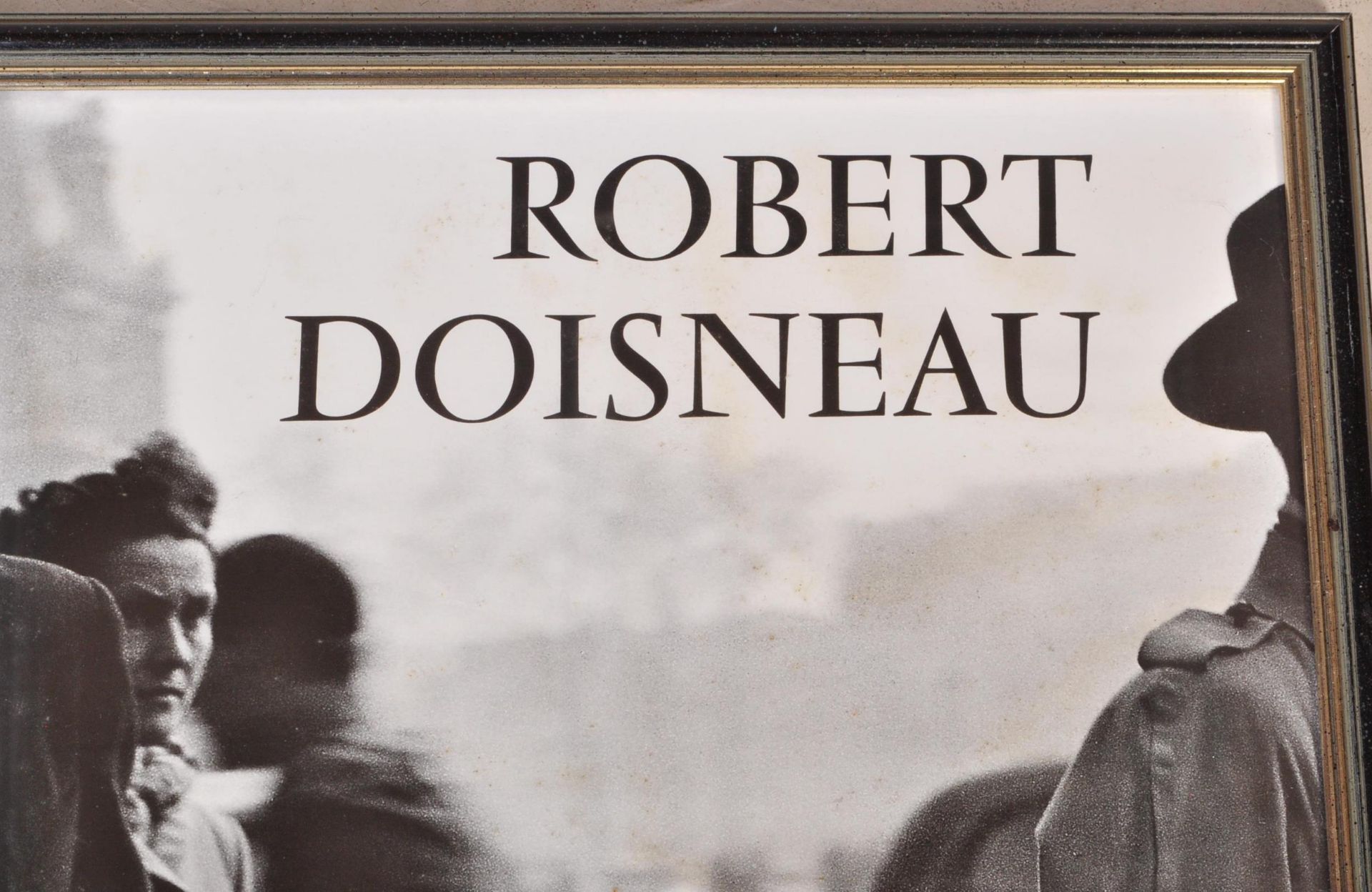 ROBERT DOISNEAU - KISS BY THE TOWN HALL - FRAMED POSTER - Bild 4 aus 4