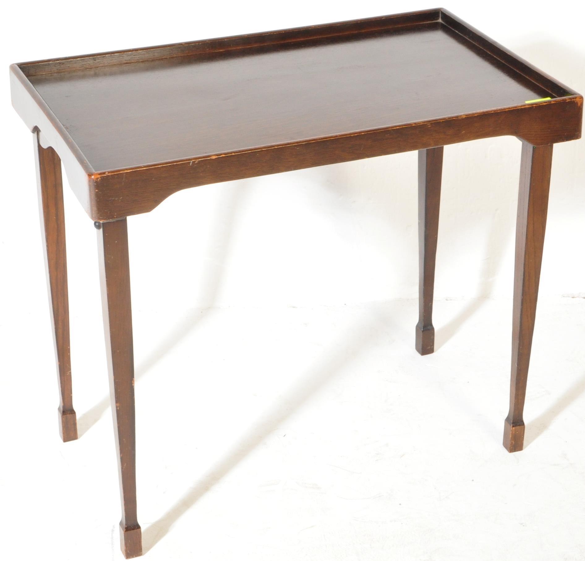 A 1940'S OAK FOLDING GALLERY TRAY TOP EDGE COACHING TABLE - Image 2 of 6