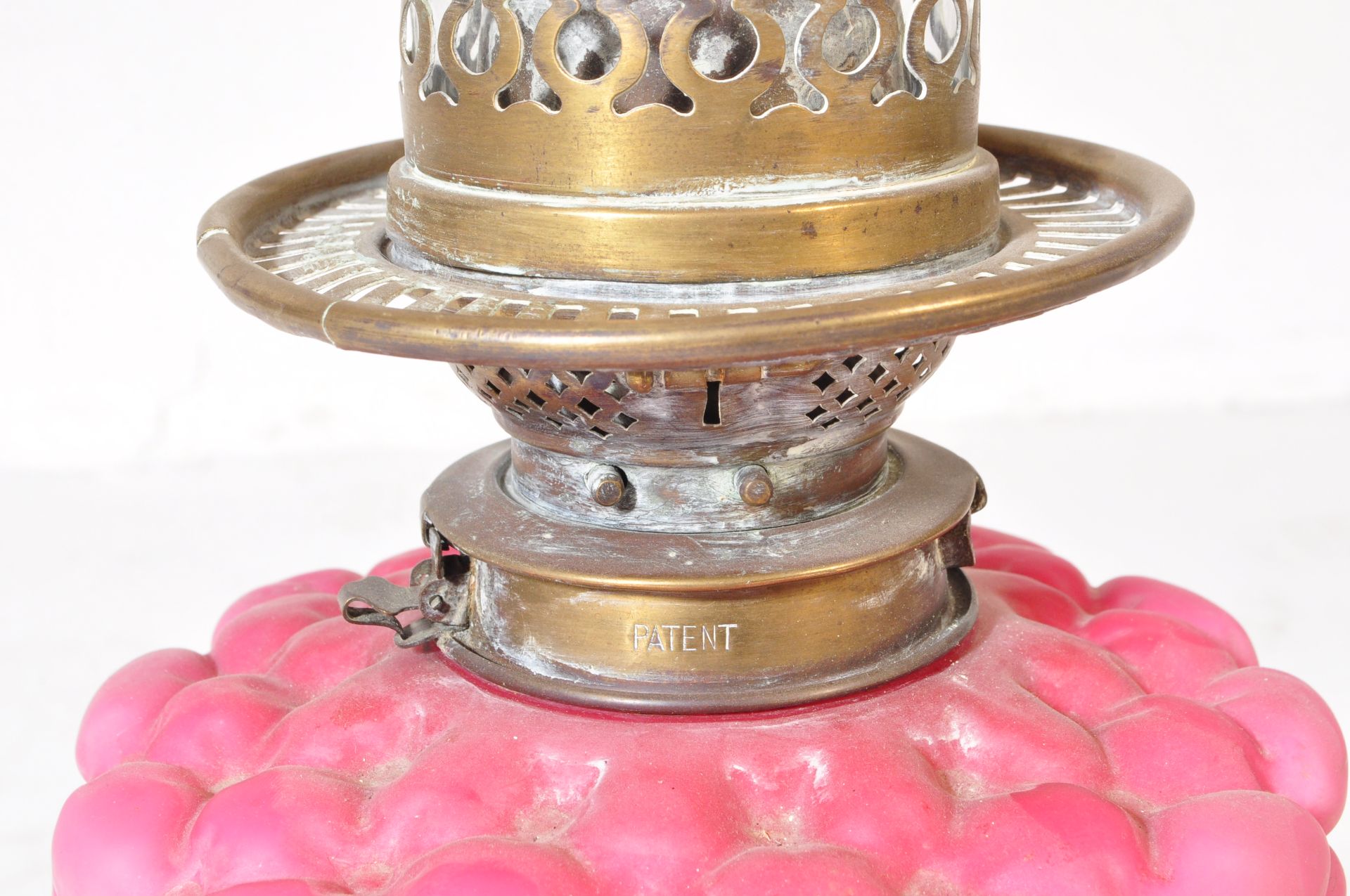 VICTORIAN 19TH CENTURY GLASS & BRASS OIL LAMP - Image 5 of 5