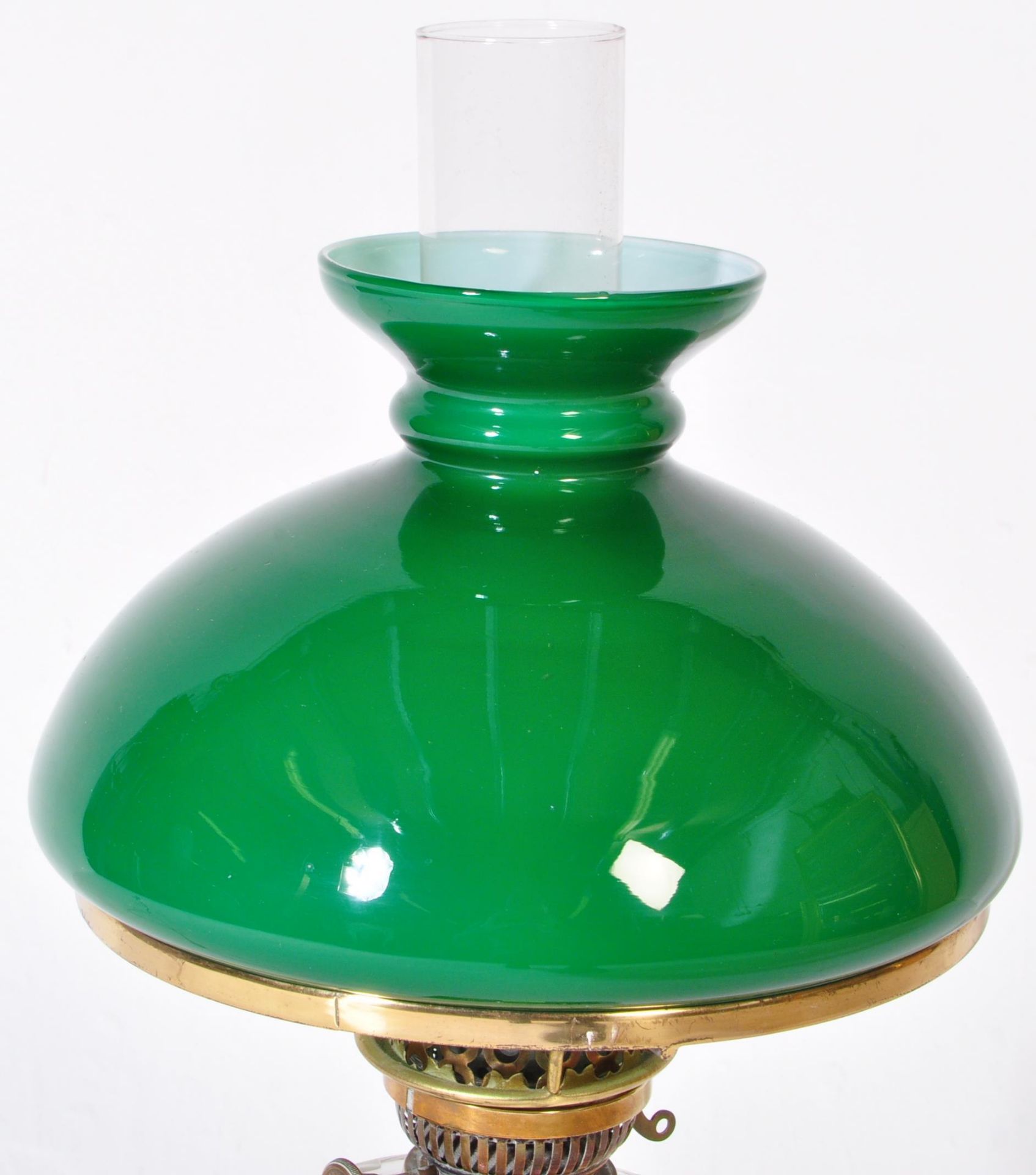 20TH CENTURY BRASS & GLASS OIL TABLE LAMP - Image 4 of 5