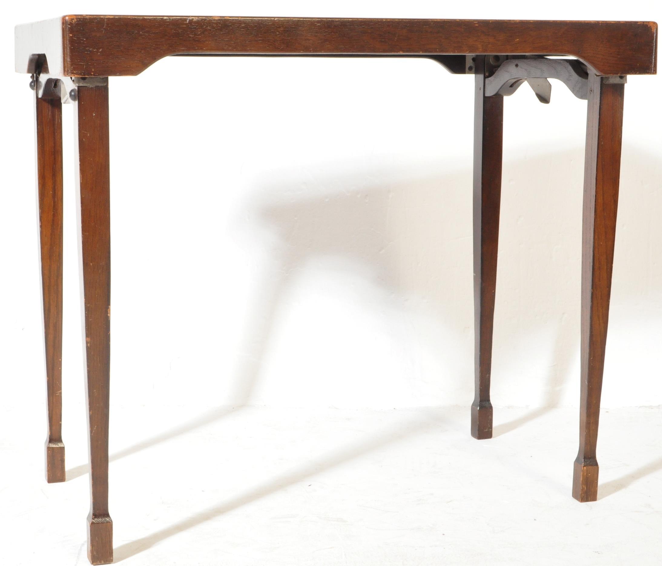 A 1940'S OAK FOLDING GALLERY TRAY TOP EDGE COACHING TABLE