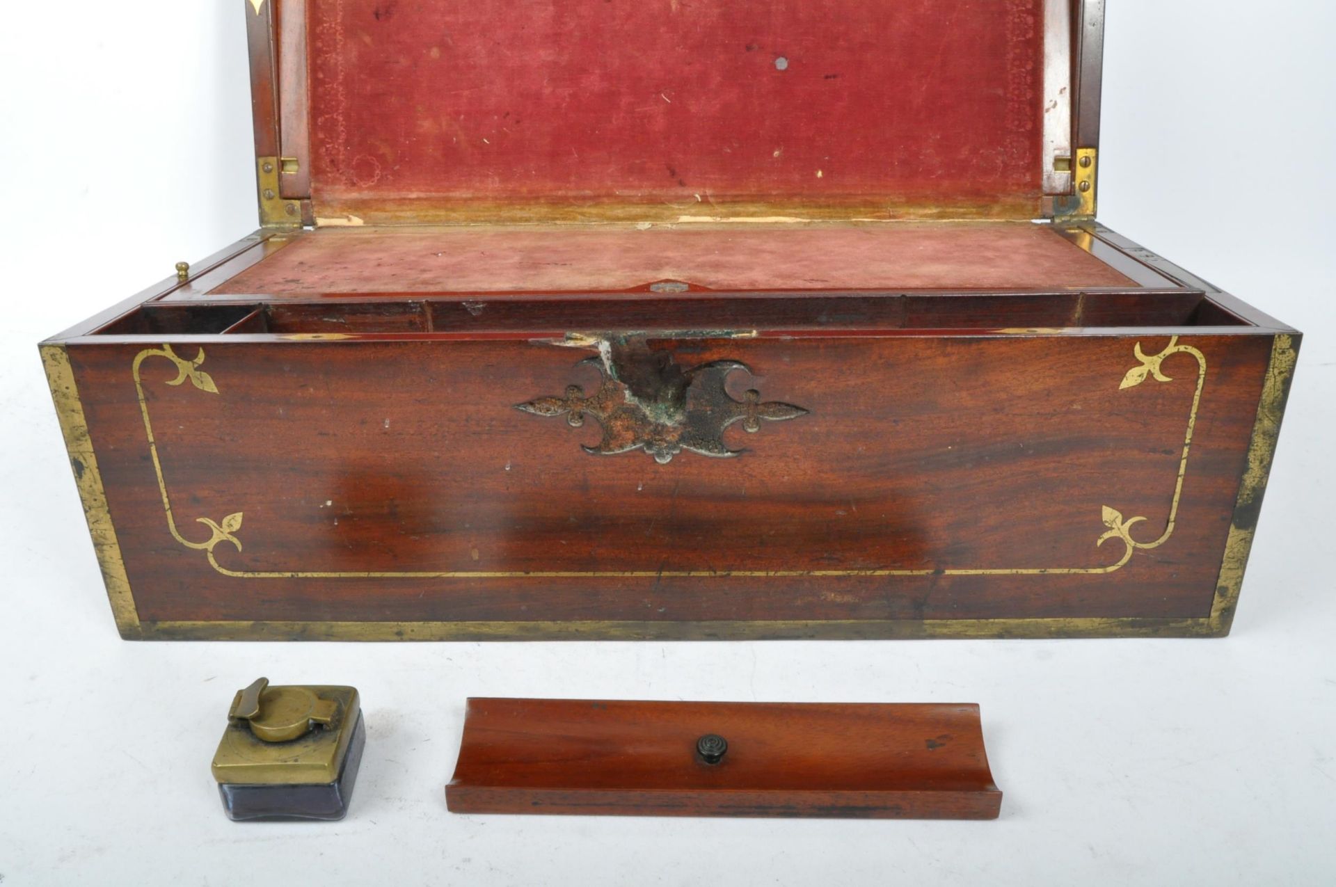 GEORGE III MAHOGANY & BRASS BOUND WRITING SLOPE - Image 4 of 5