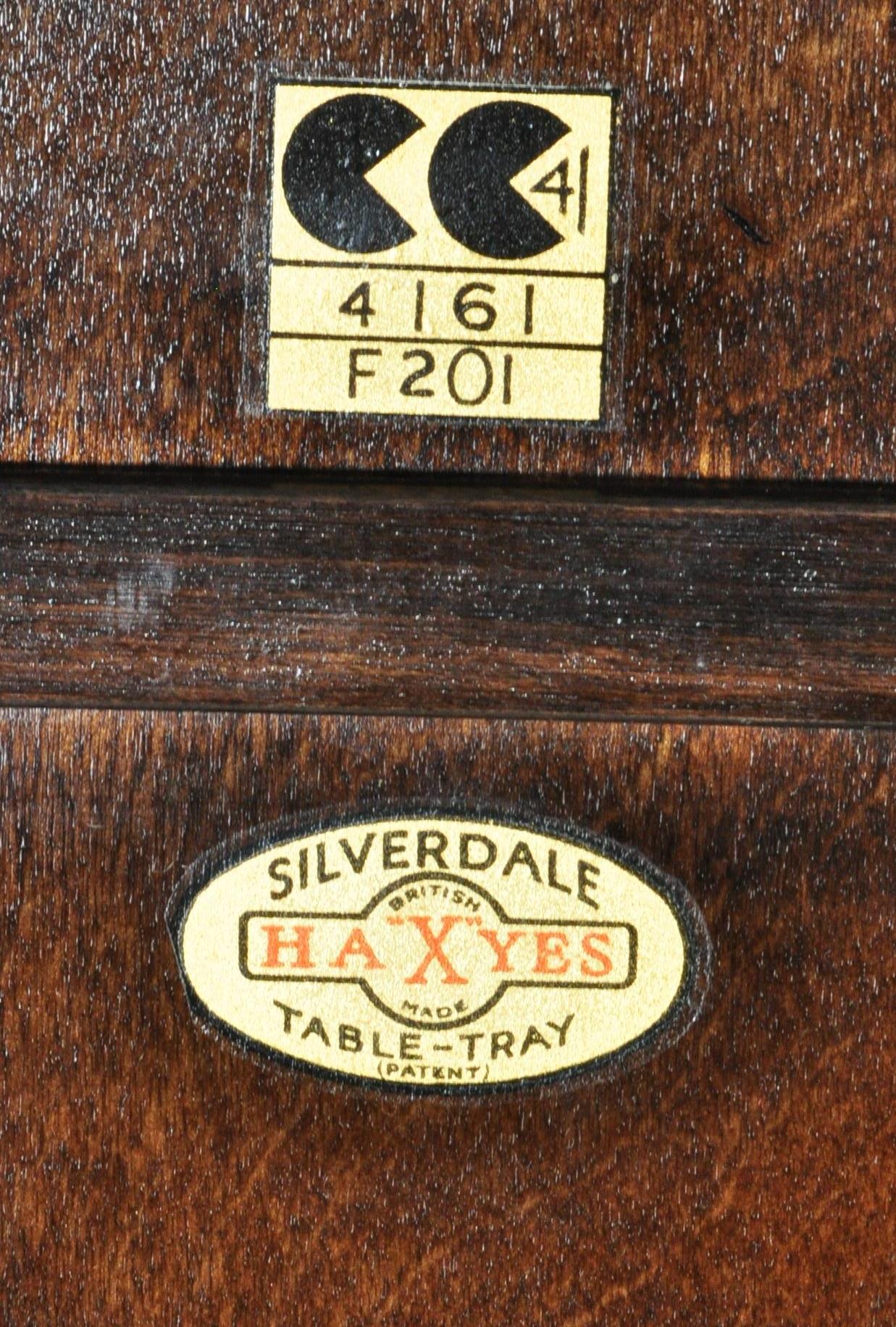A 1940'S OAK FOLDING GALLERY TRAY TOP EDGE COACHING TABLE - Image 5 of 6