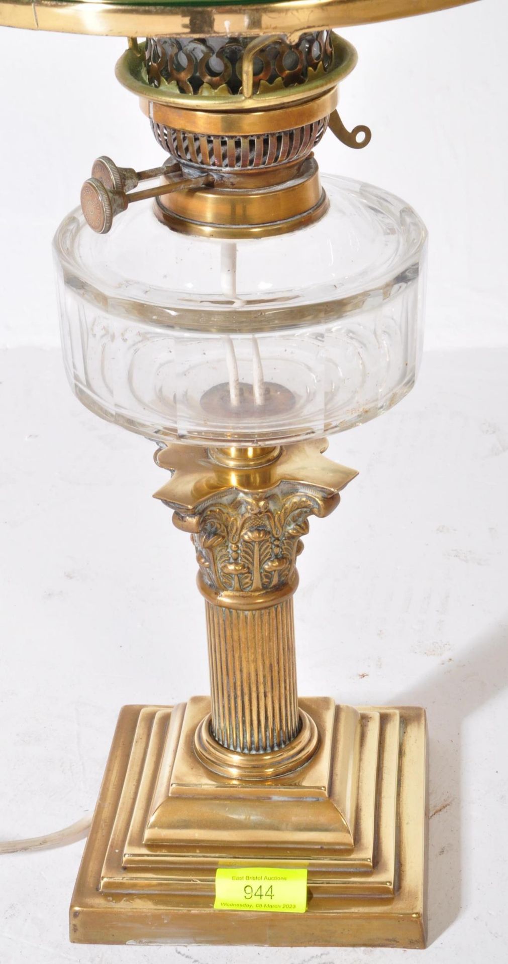 20TH CENTURY BRASS & GLASS OIL TABLE LAMP - Image 5 of 5