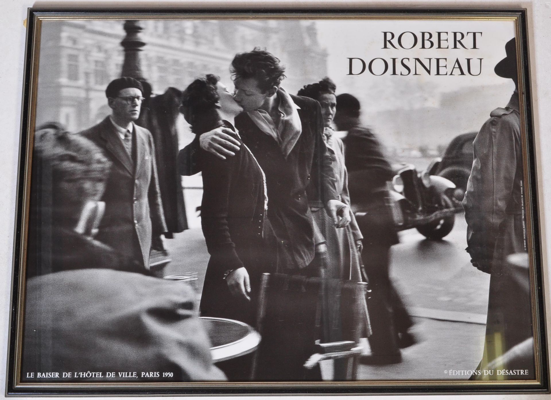 ROBERT DOISNEAU - KISS BY THE TOWN HALL - FRAMED POSTER