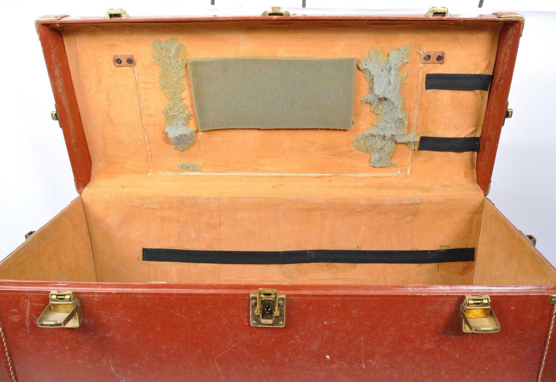 RED LEATHER TRAVEL SUITCASE TRUNK - EARLY 20TH CENTURY - Image 3 of 6