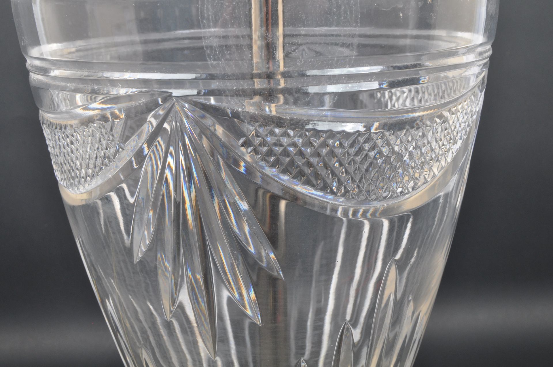 RETRO VINTAGE GLASS & GILT METAL TABLE LAMP - Image 3 of 5