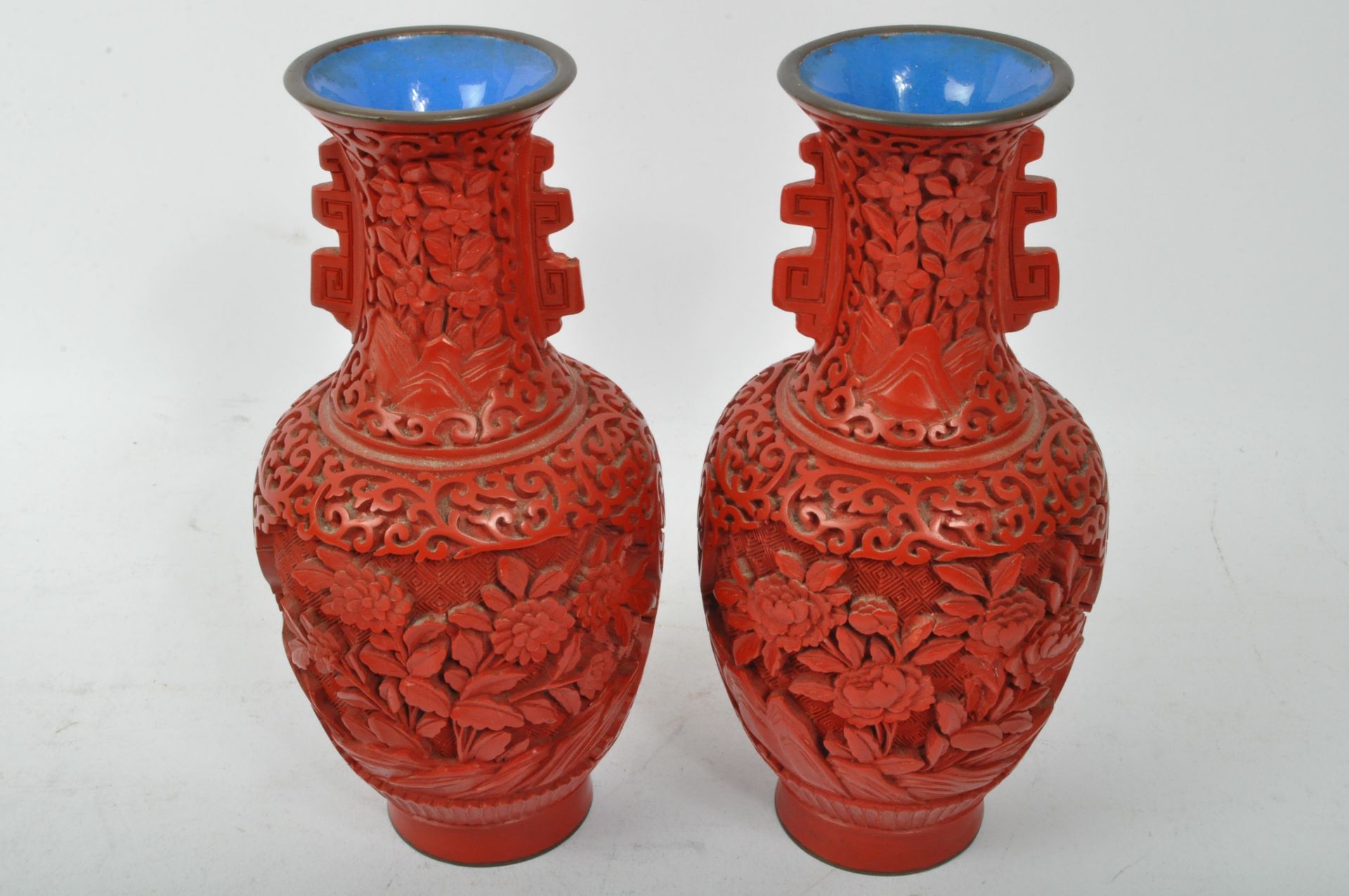 PAIR OF CHINESE RED CINNABAR CARVED VASES - Bild 2 aus 5