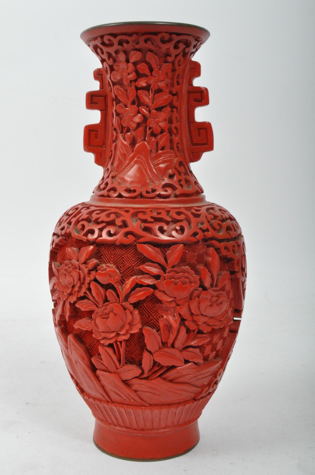 PAIR OF CHINESE RED CINNABAR CARVED VASES - Bild 3 aus 5