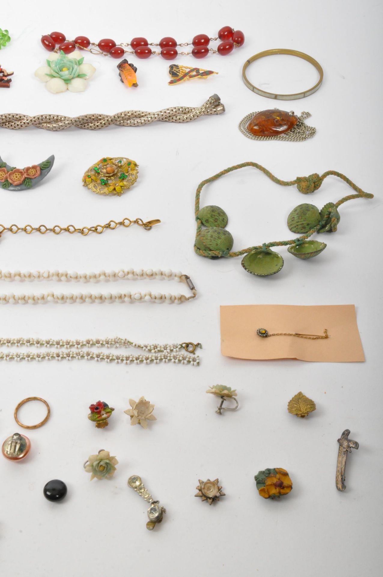 A COLLECTION OF VINTAGE COSTUME JEWELLERY - Image 5 of 6