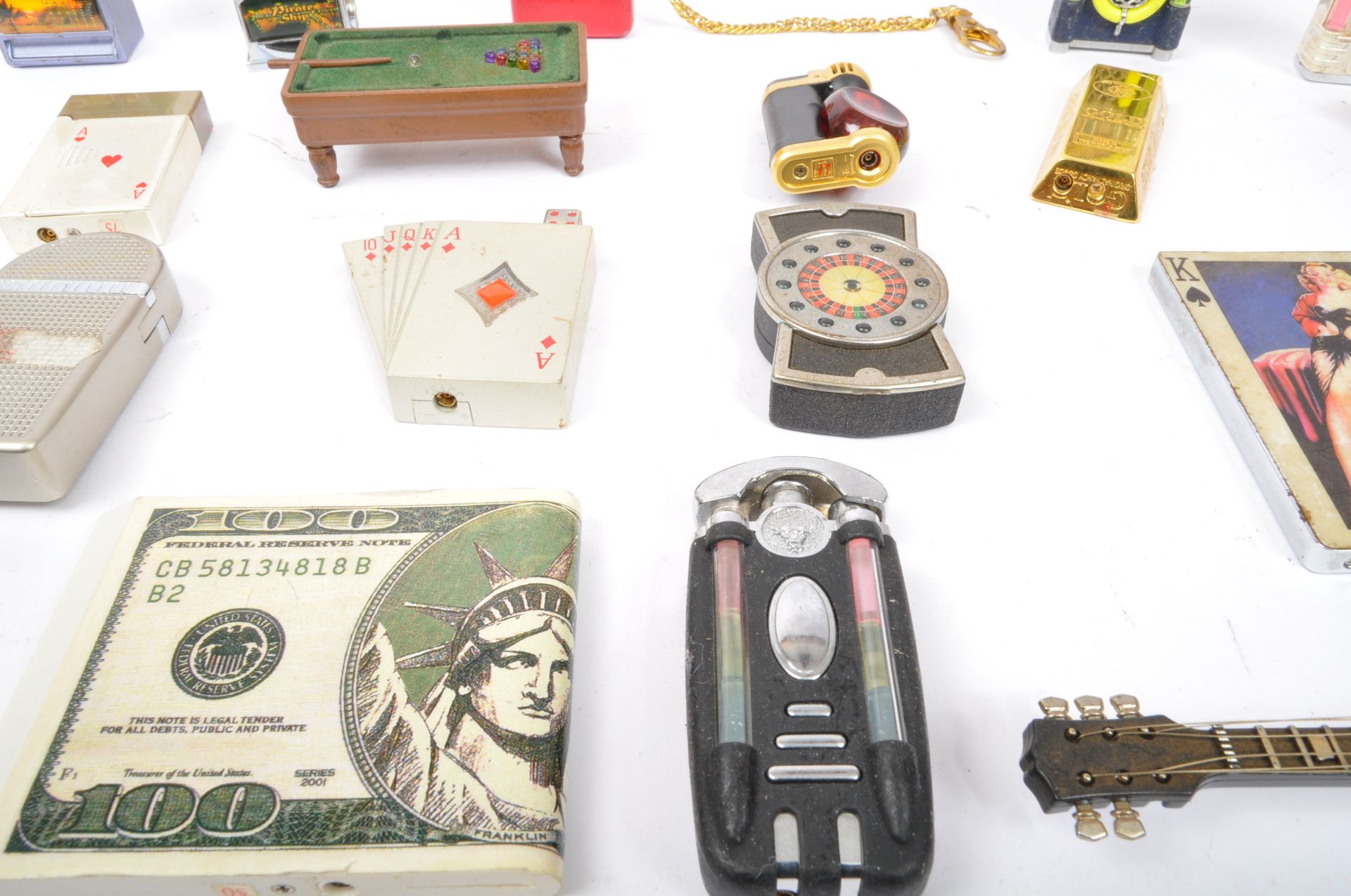 COLLECTION OF VINTAGE NOVELTY CASINO THEMED LIGHTERS - Bild 4 aus 5