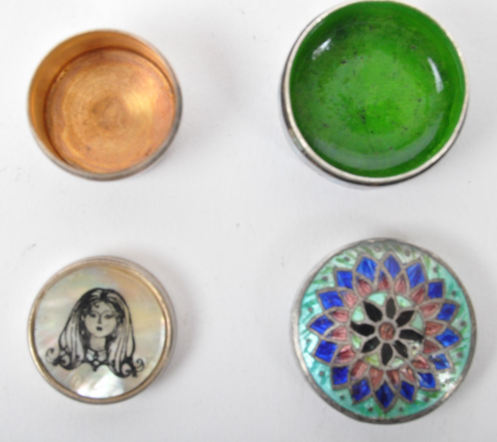 THREE ENAMELLED & POLISH STONE TRINKET MINIATURE BOXES - Bild 4 aus 5