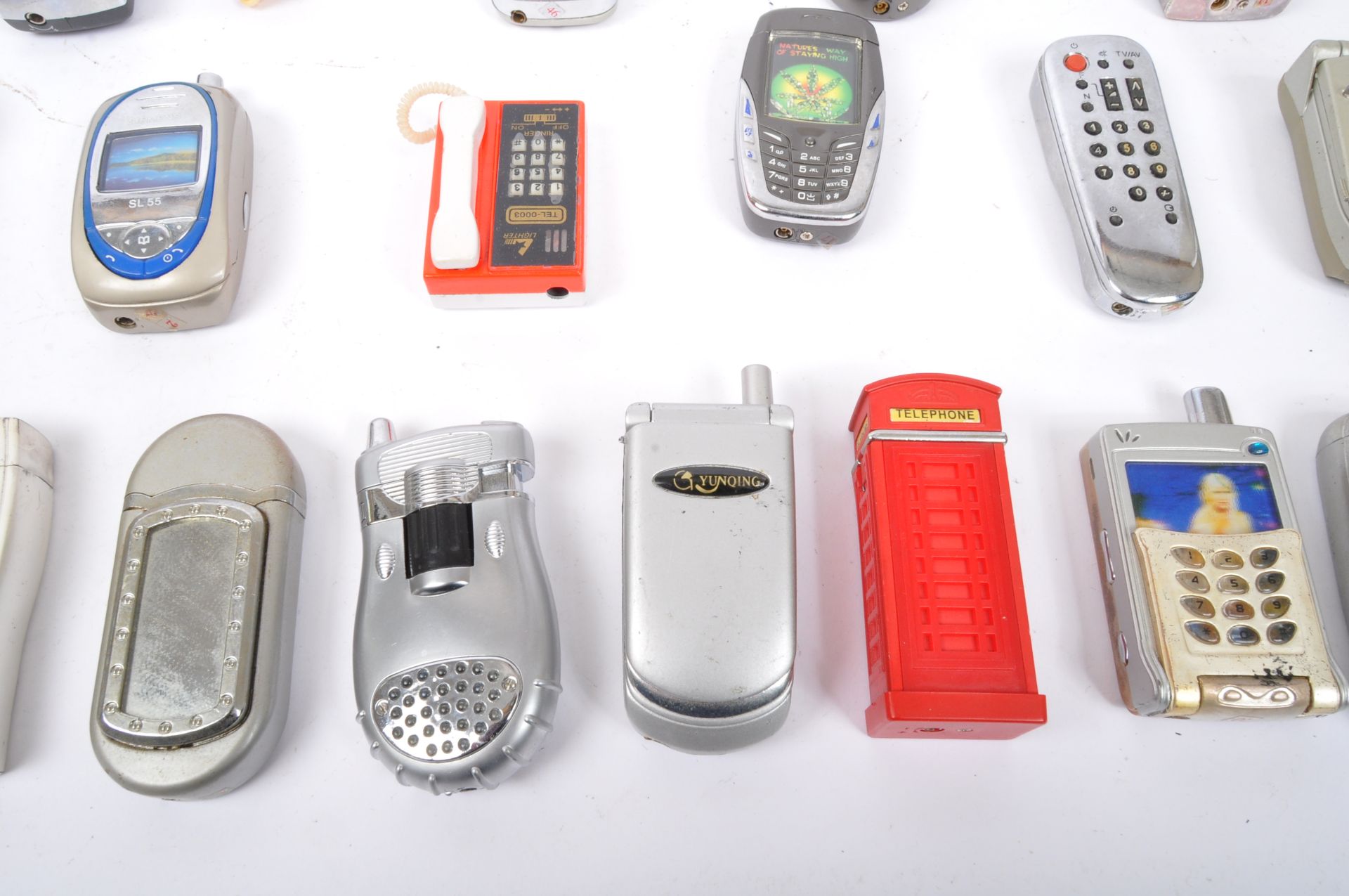 COLLECTION OF VINTAGE NOVELTY CELLPHONE THEMED LIGHTERS - Bild 4 aus 5