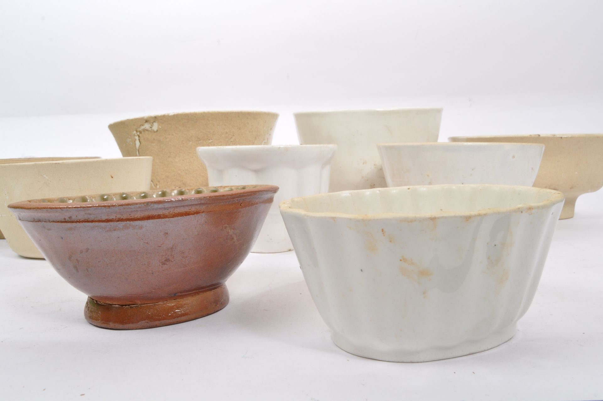 COLLECTION OF 19TH CENTURY CERAMIC JELLY MOULDS - Bild 3 aus 6