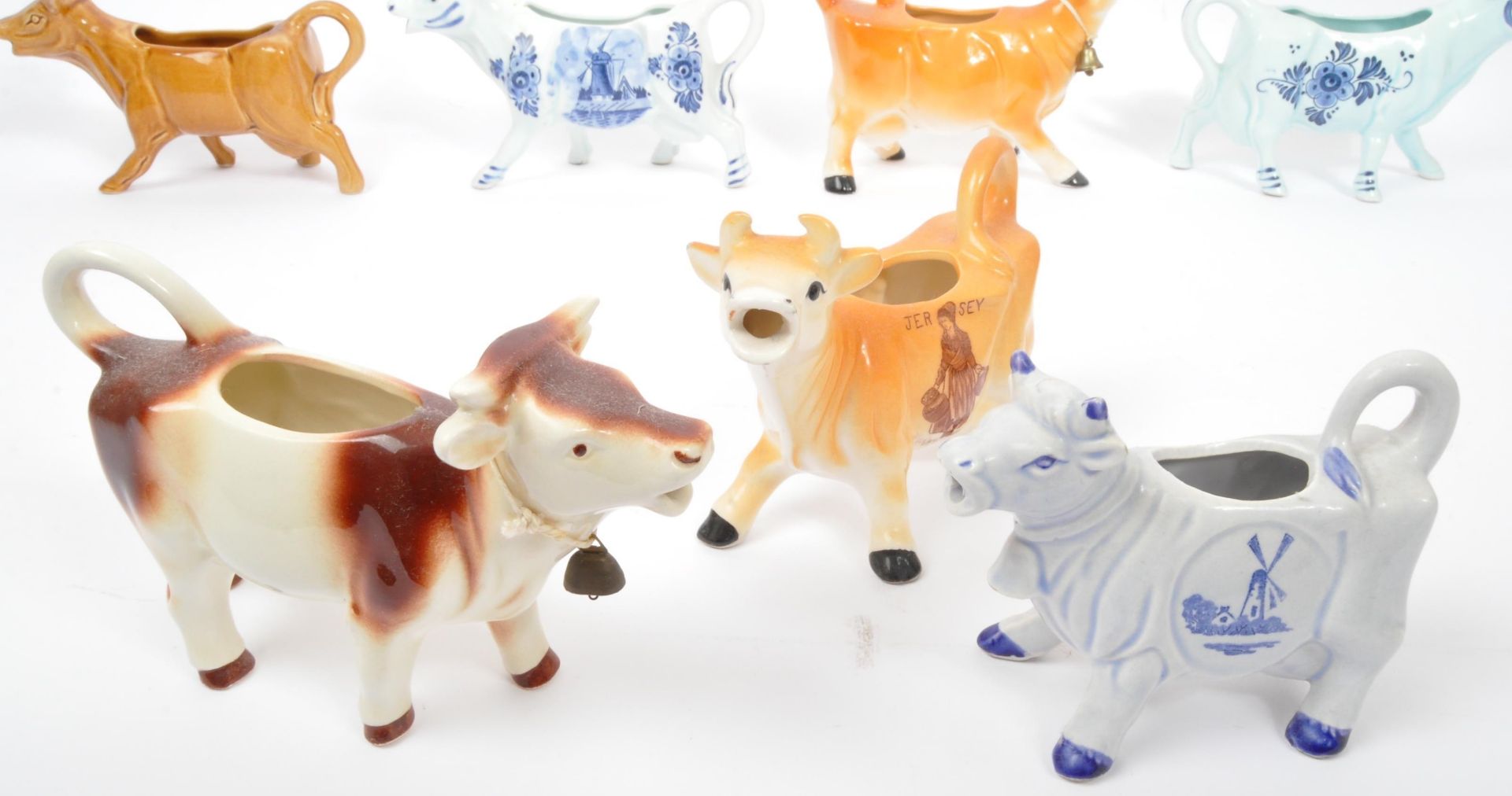 COLLECTION OF VINTAGE 20TH CENTURY PORCELAIN COW CREAMERS - Image 4 of 5