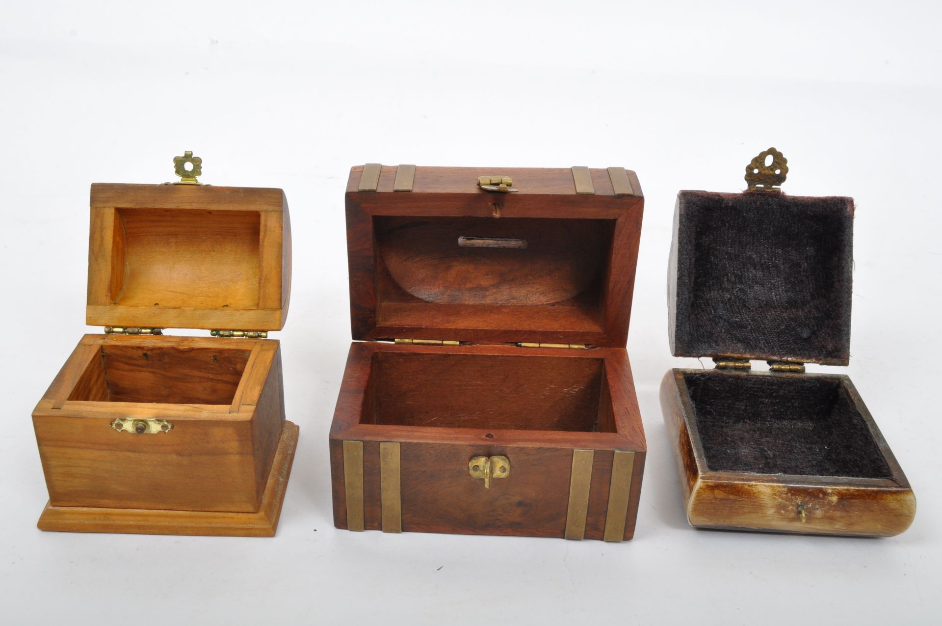 COLLECTION OF WOOD & BONE BOXES - MONEY BANKS - PEN CASES - Bild 3 aus 9