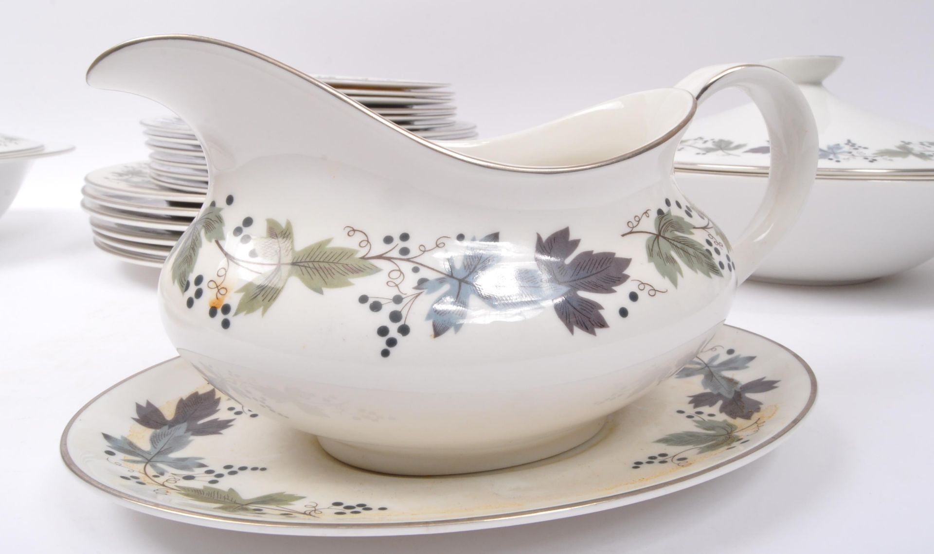 ROYAL DOULTON - BURGUNDY - ENGLISH DINNER SERVICE - Image 5 of 6