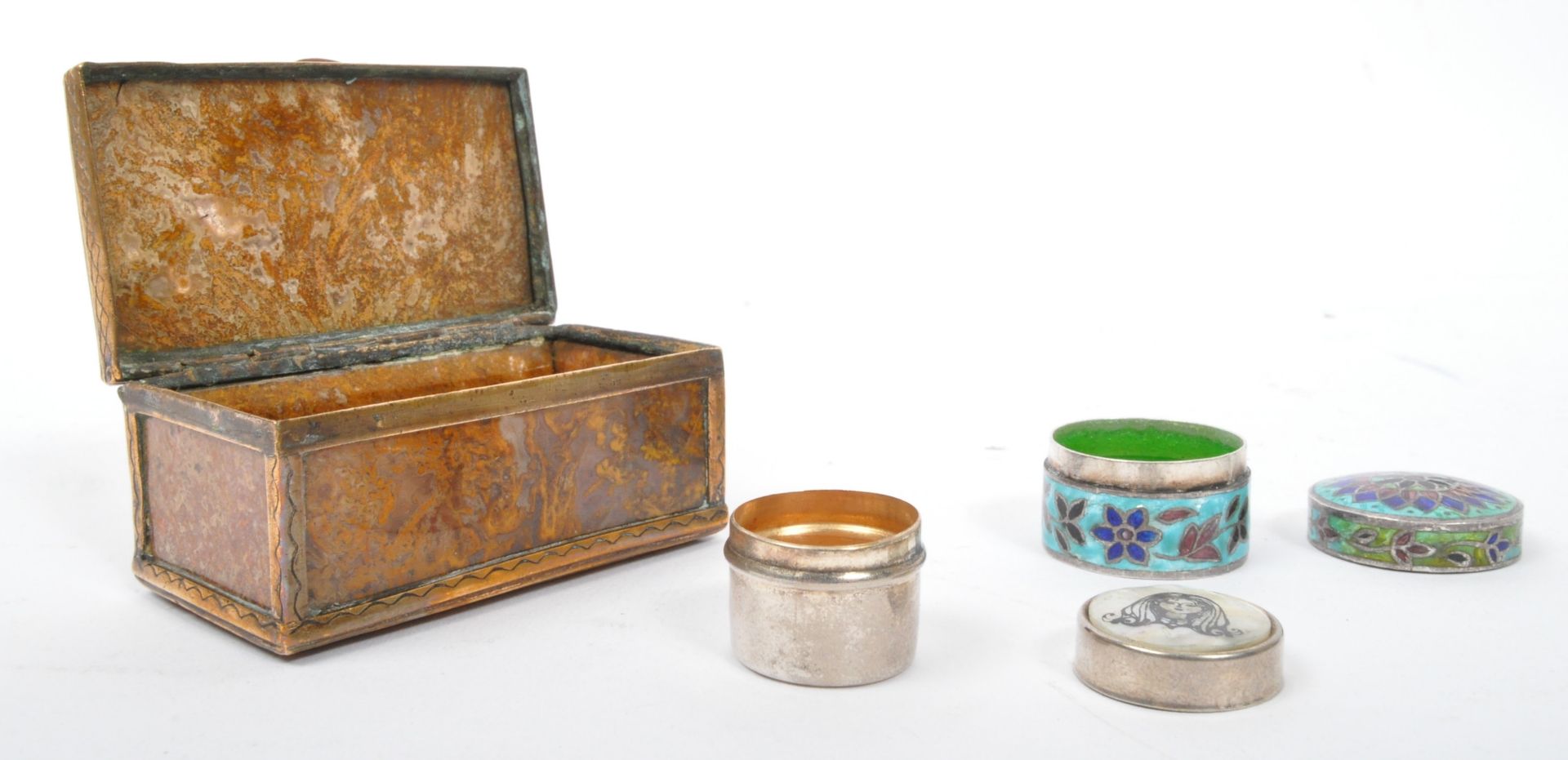 THREE ENAMELLED & POLISH STONE TRINKET MINIATURE BOXES - Bild 5 aus 5