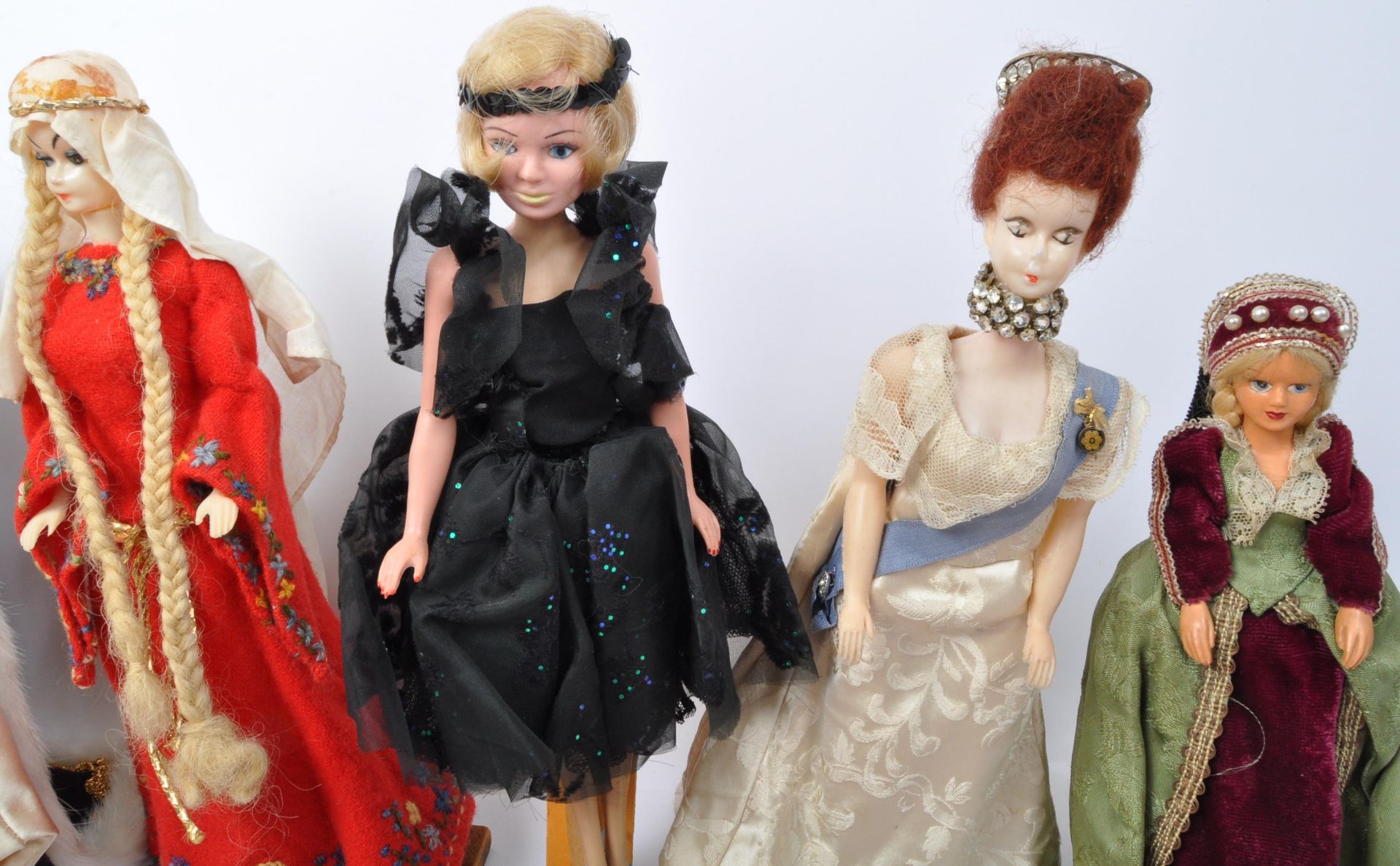 COLLECTION OF VINTAGE DOLLS IN HANDMADE COSTUMES - Bild 3 aus 6