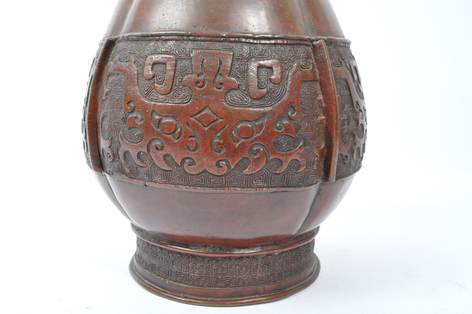 19TH CENTURY JAPANESE BRONZE TWIN HANDLES VASE - Bild 2 aus 5