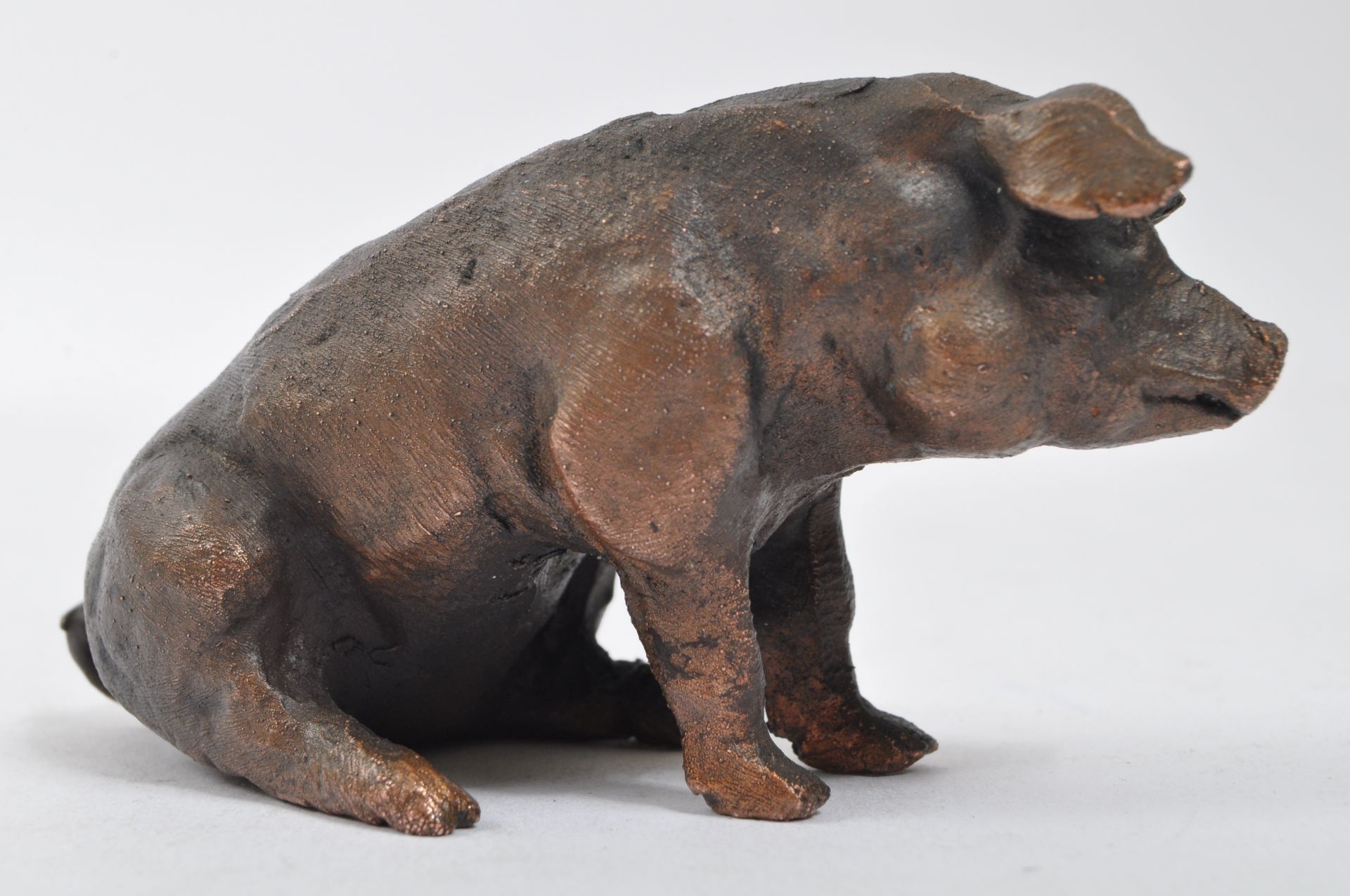 VINTAGE BRONZE PAINTED MINIATURE SITTING PIG - Bild 5 aus 5