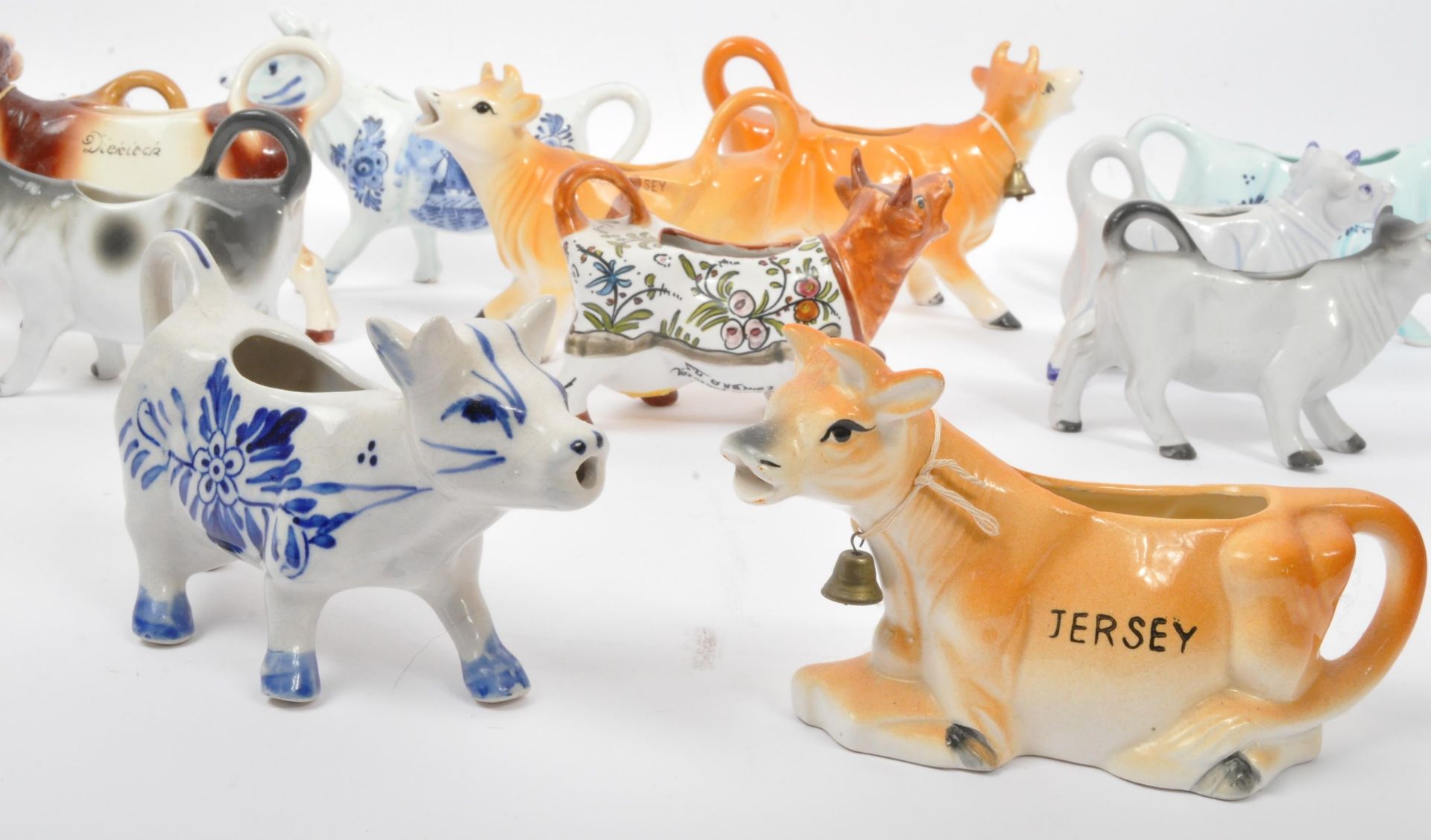 COLLECTION OF VINTAGE 20TH CENTURY PORCELAIN COW CREAMERS - Image 2 of 5
