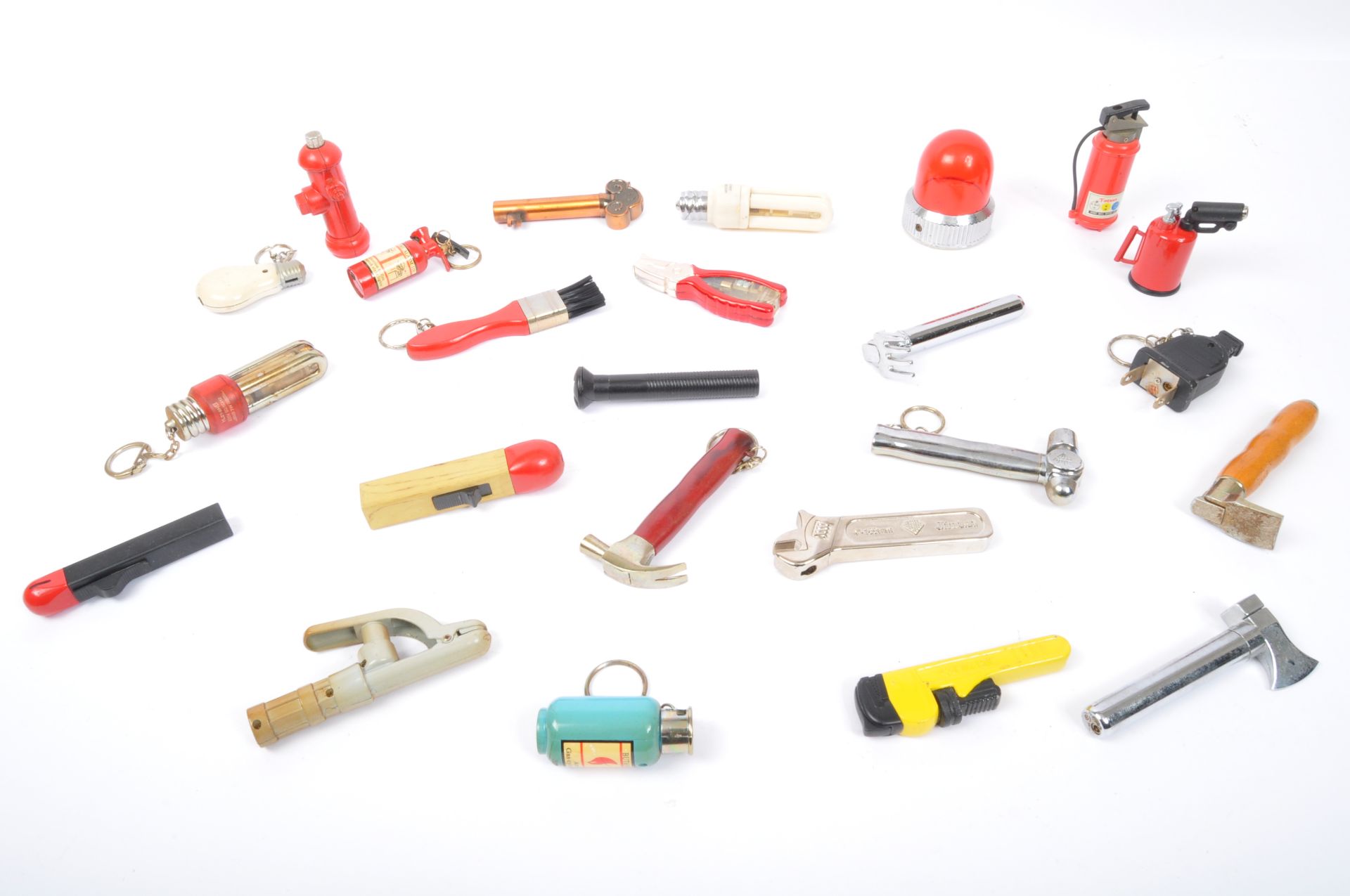 ASSORTMENT OF VINTAGE NOVELTY TOOLS THEMED LIGHTERS