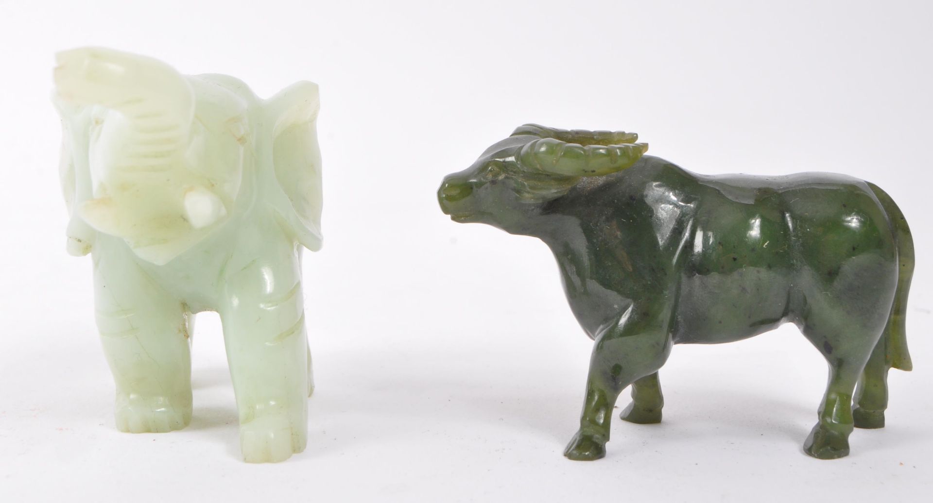 TWO 20TH CENTURY CHINESE FIGURES - NEPHRITE JADE - Bild 2 aus 5