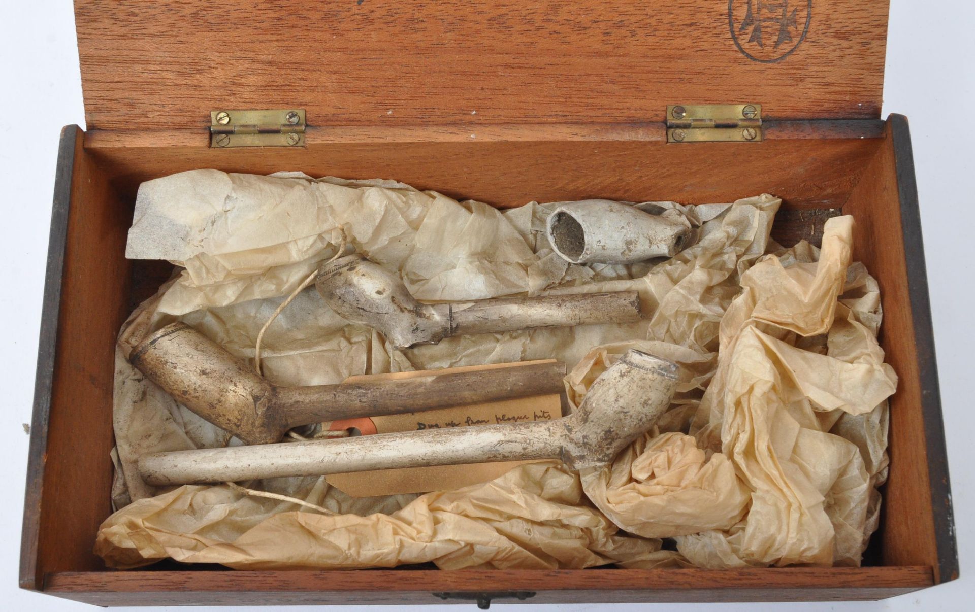 THREE 14TH CENTURY CERAMIC SMOKING PIPES FROM PLAGUE PITS - Bild 4 aus 4