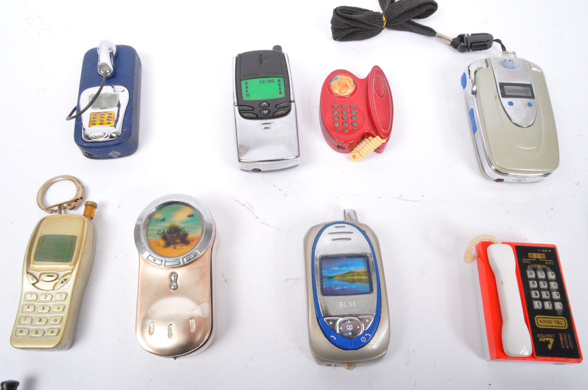 COLLECTION OF VINTAGE NOVELTY CELLPHONE THEMED LIGHTERS - Bild 5 aus 5