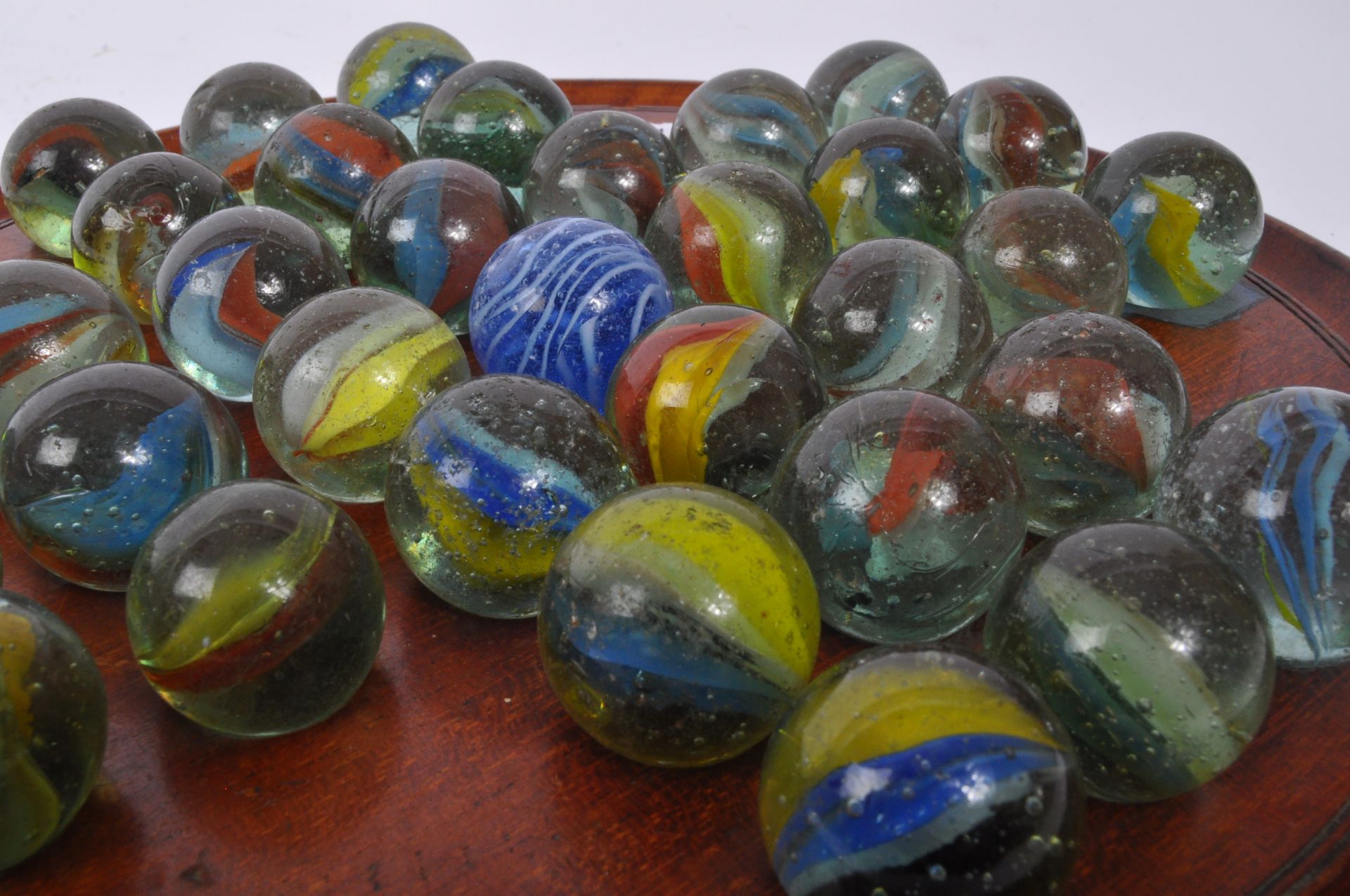 COLLECTION OF EARLY 20TH CENTURY MARBLES & SOLITAIRE BOARD - Bild 5 aus 5