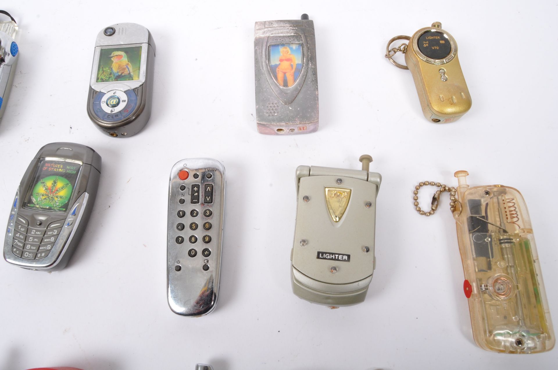 COLLECTION OF VINTAGE NOVELTY CELLPHONE THEMED LIGHTERS - Bild 3 aus 5