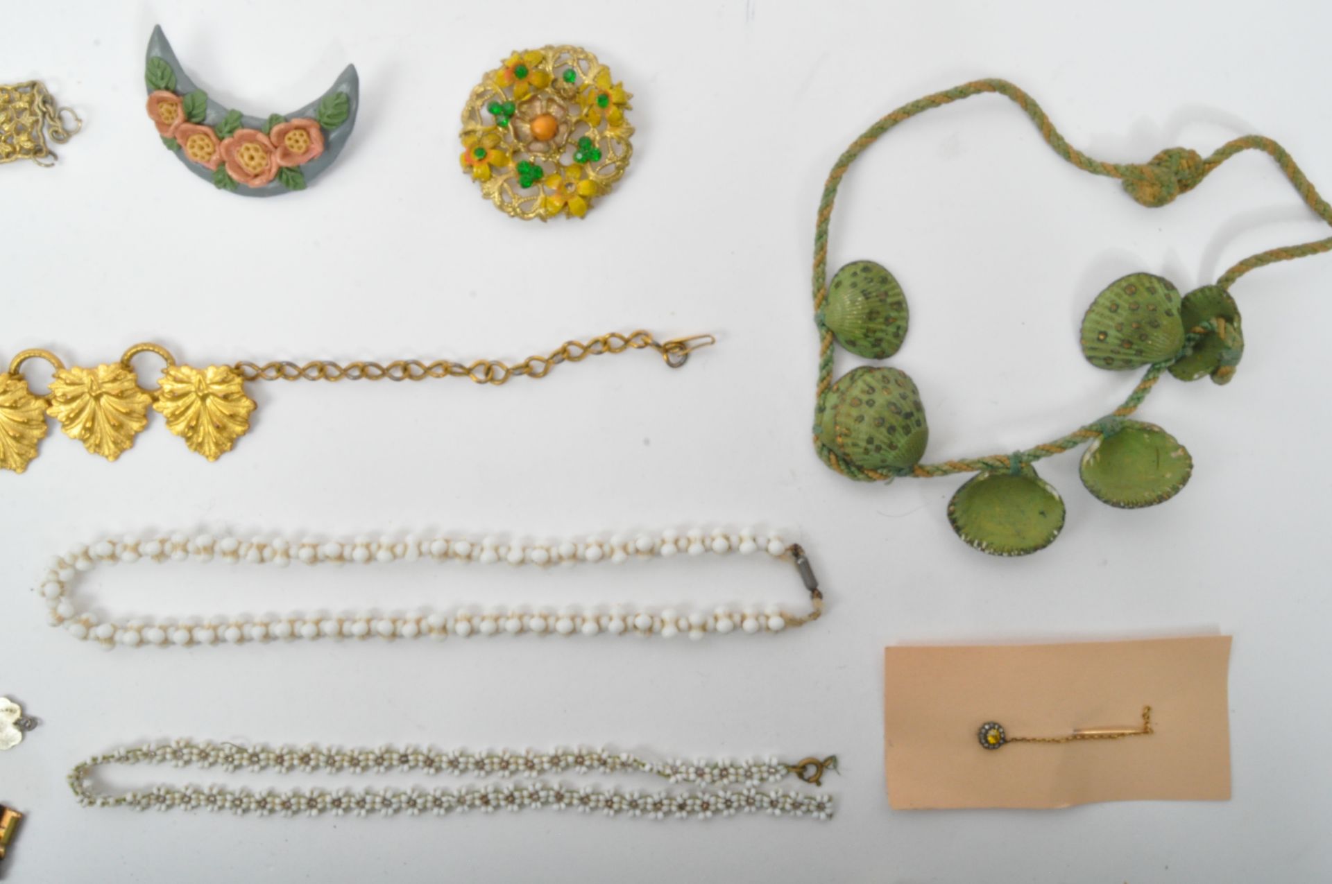 A COLLECTION OF VINTAGE COSTUME JEWELLERY - Image 2 of 6