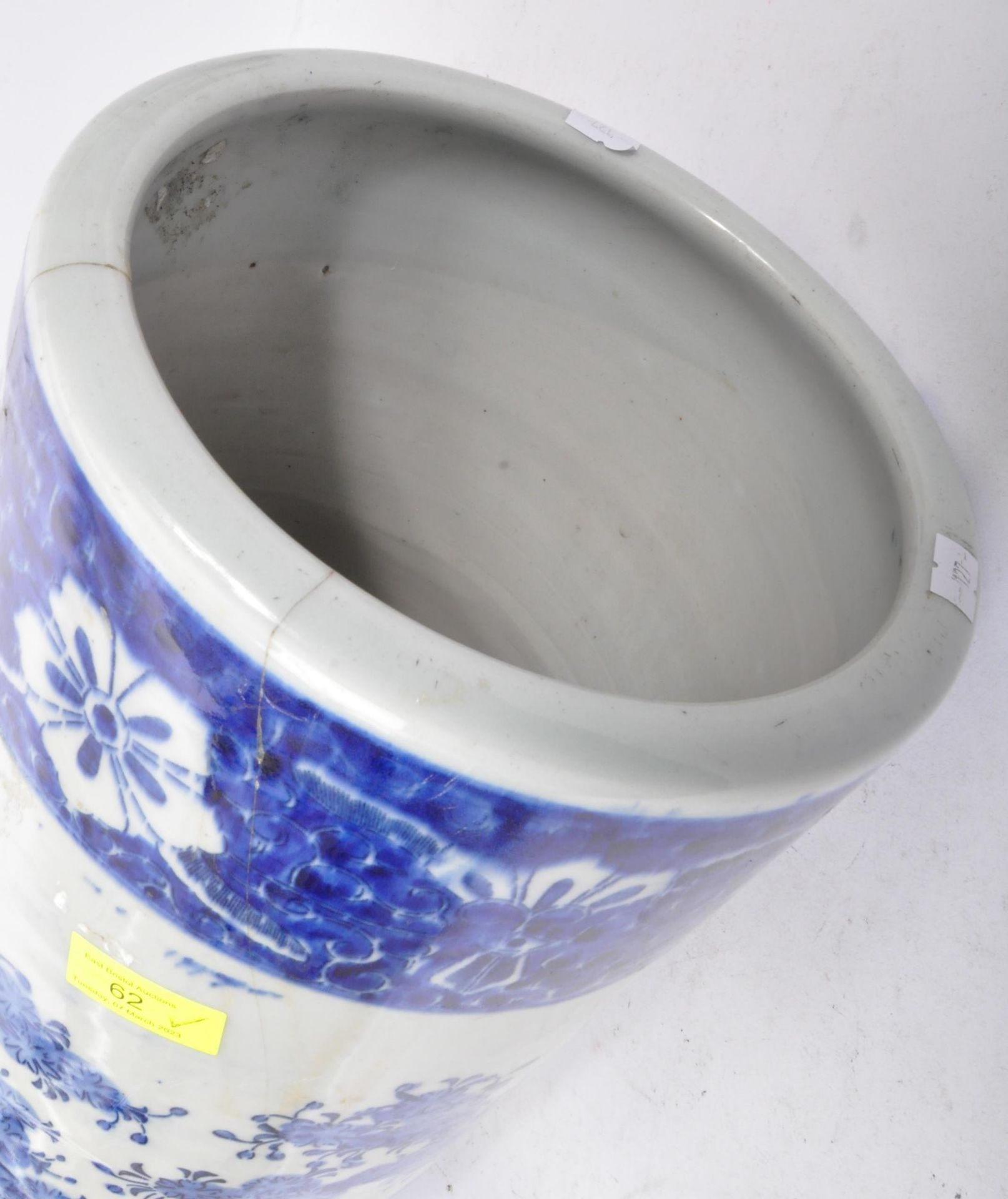 19TH CENTURY CHINESE BLUE & WHITE PORCELAIN CYLINDER VASE - Bild 5 aus 6