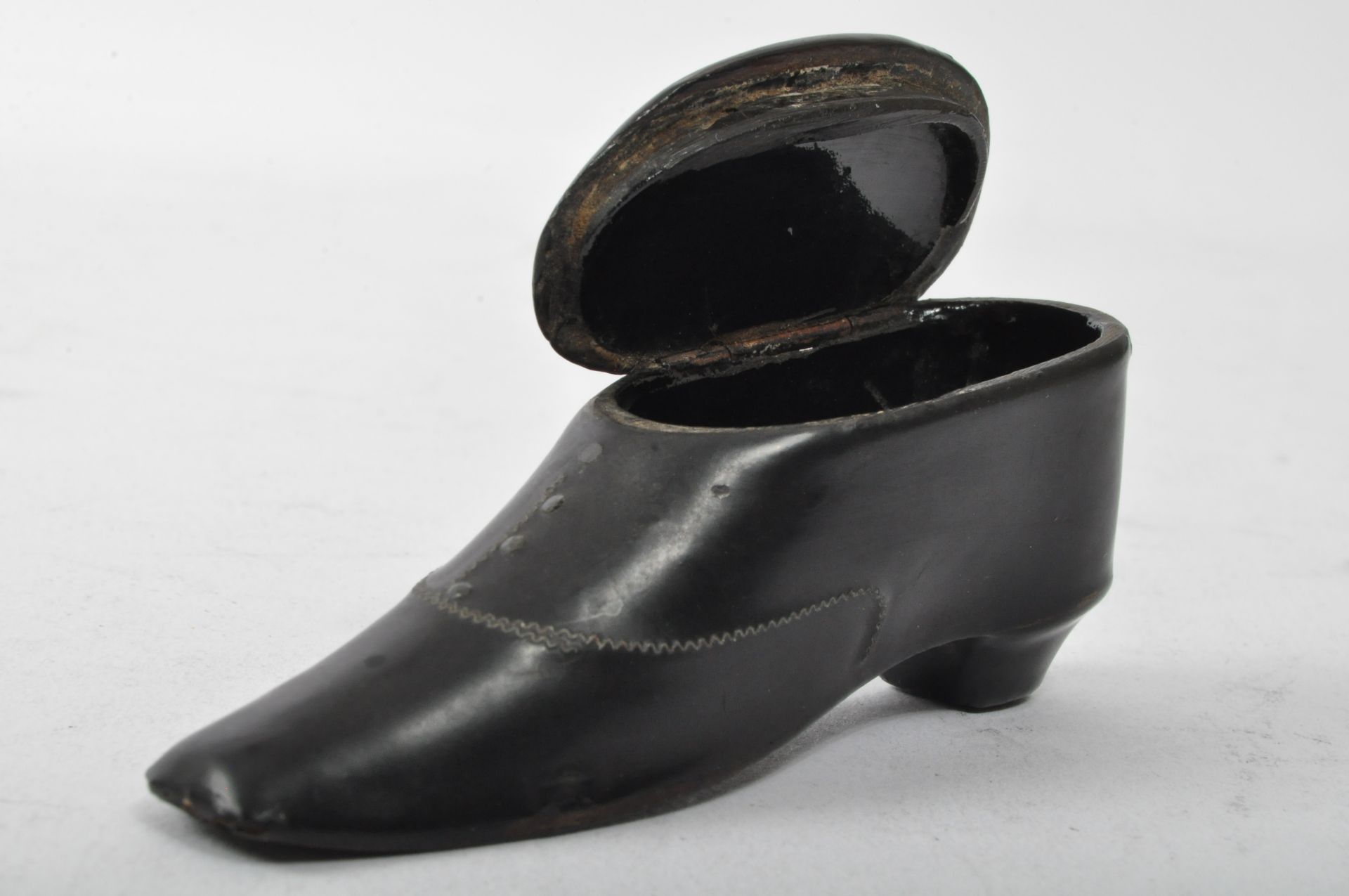 GEORGE III EBONISED SHOE SNUFF BOX - Bild 5 aus 5