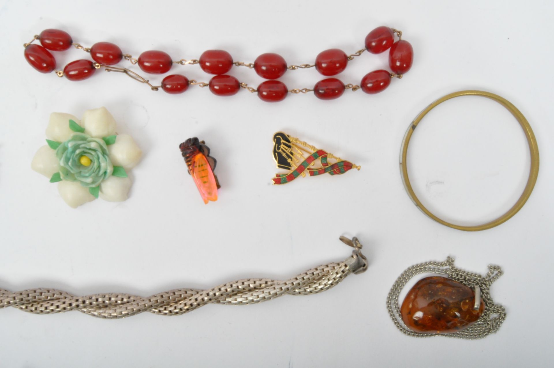 A COLLECTION OF VINTAGE COSTUME JEWELLERY - Image 3 of 6