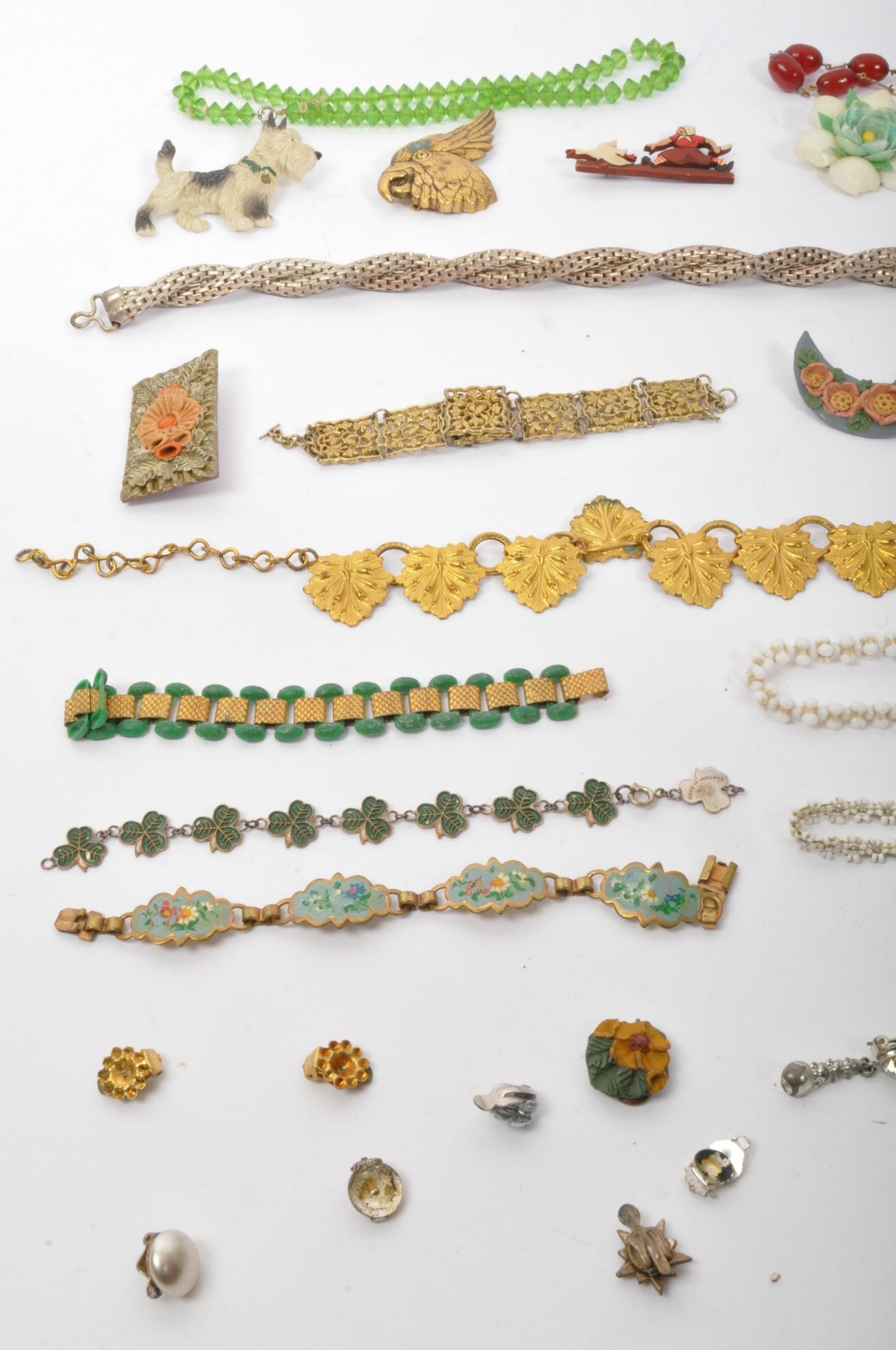 A COLLECTION OF VINTAGE COSTUME JEWELLERY - Image 6 of 6