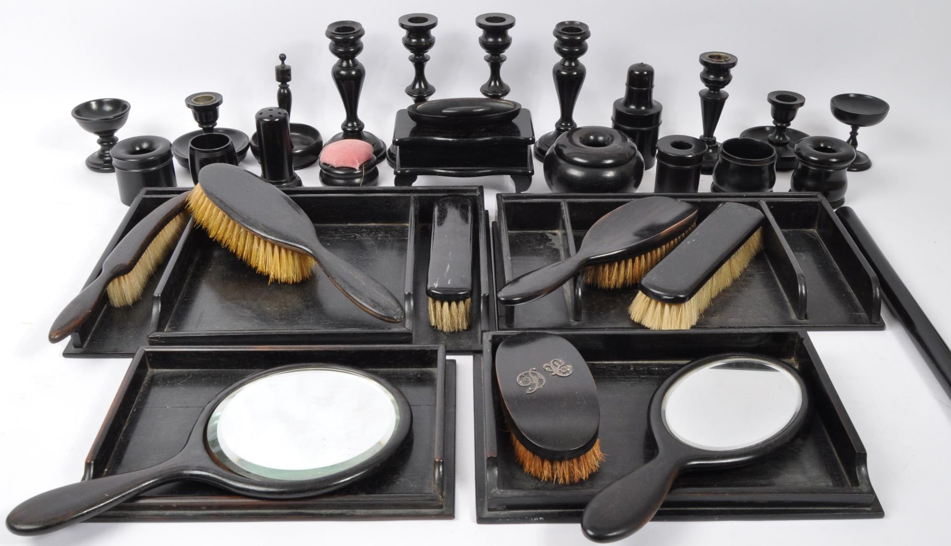 COLLECTION EARLY 20TH CENTURY FRENCH EBONY DRESSING SETS - Bild 2 aus 6
