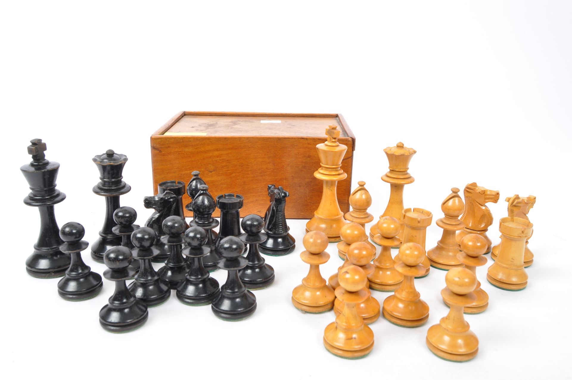 EARLY 20TH CENTURY FISCHER STYLE CHESS SET