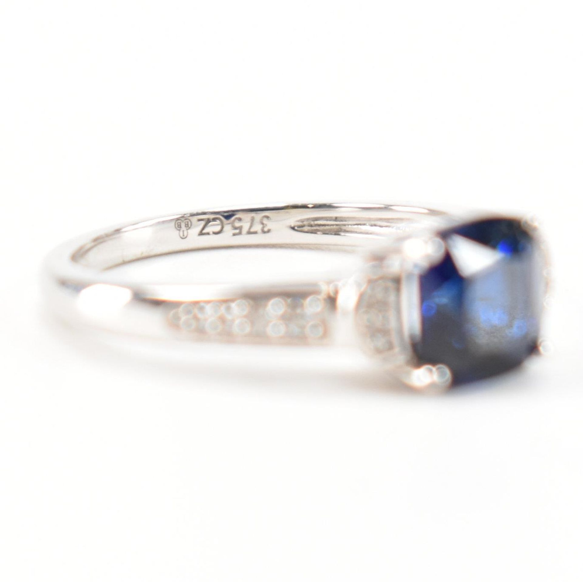 HALLMARKED 9CT WHITE GOLD SYNTHETIC SAPPHIRE & CZ RING - Image 6 of 8