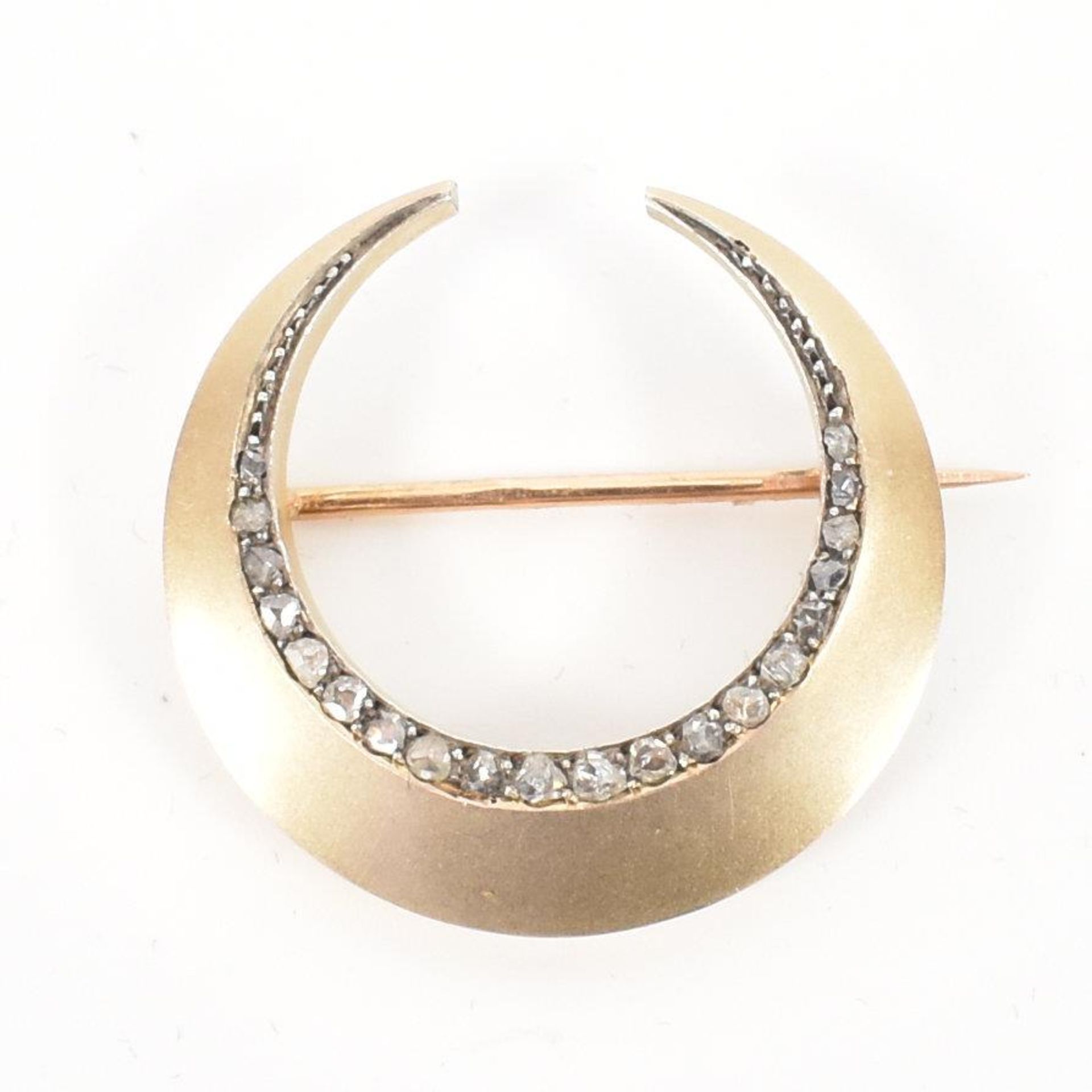 18CT GOLD & DIAMOND CRESCENT BROOCH PIN - Image 2 of 7